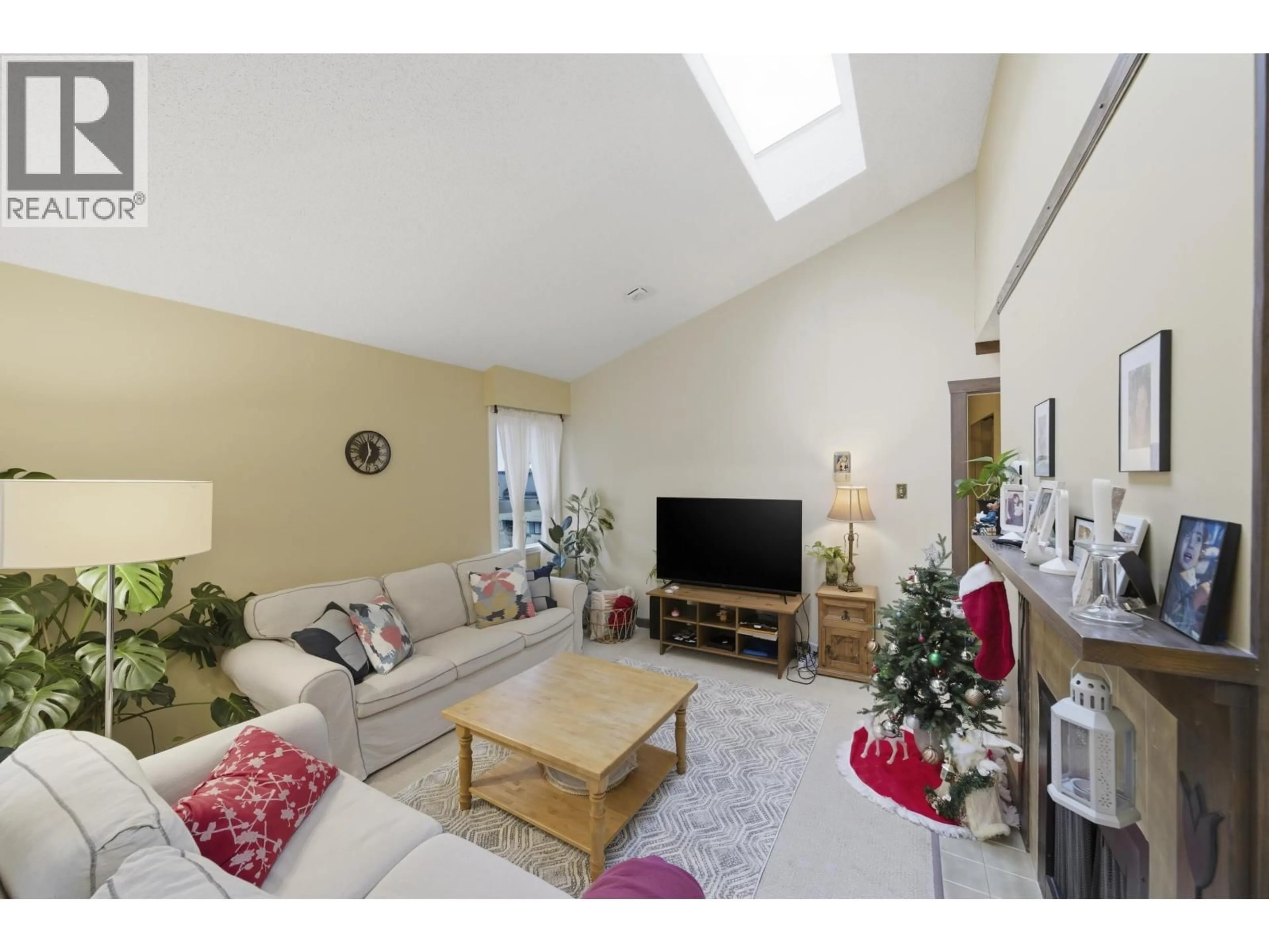 Living room with furniture, unknown for 403 - 1340 DUCHESS AVENUE, West Vancouver British Columbia V7T1H6