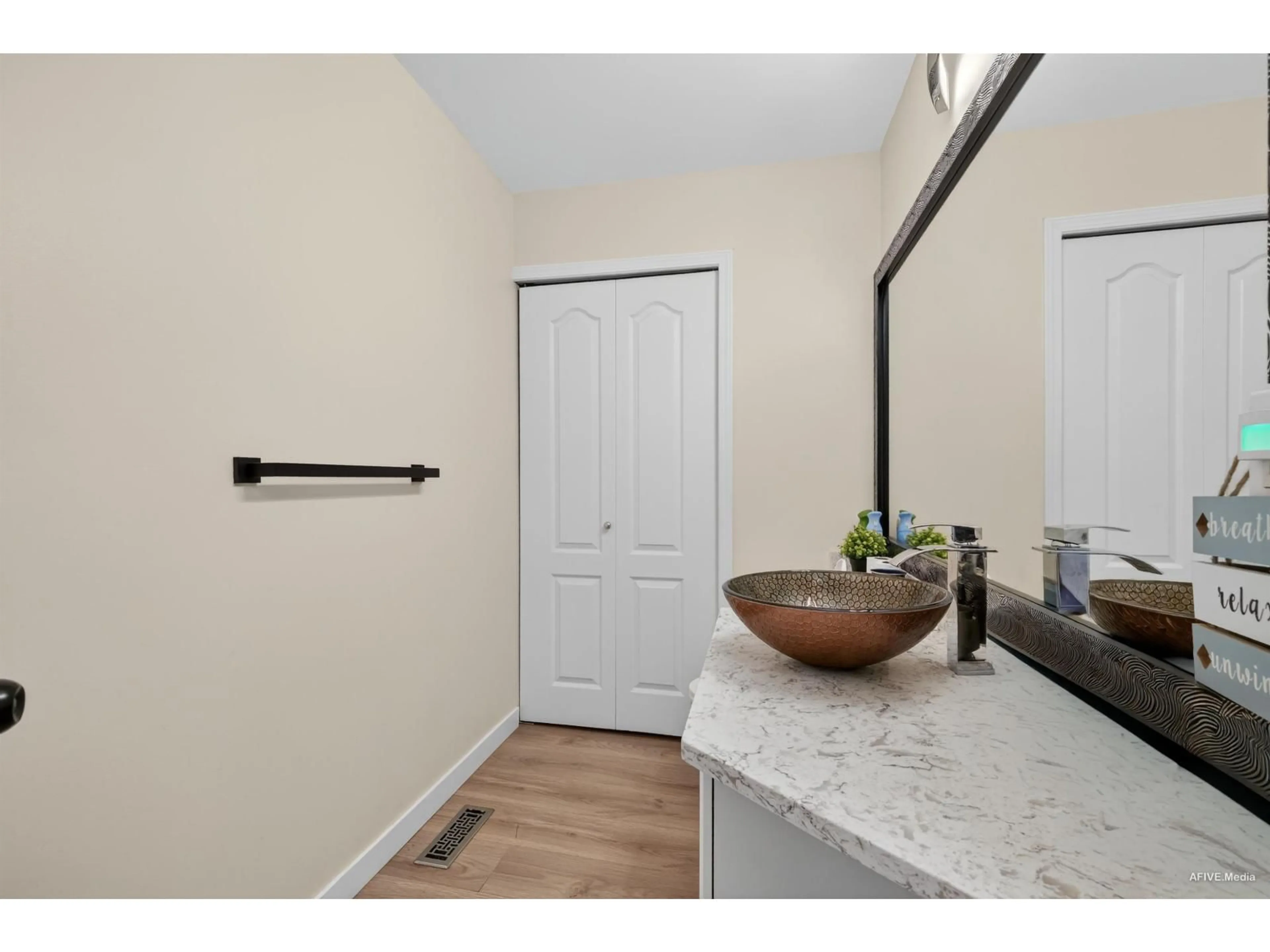 Indoor entryway for 37 - 12165 75 AVENUE, Surrey British Columbia V3W0W7