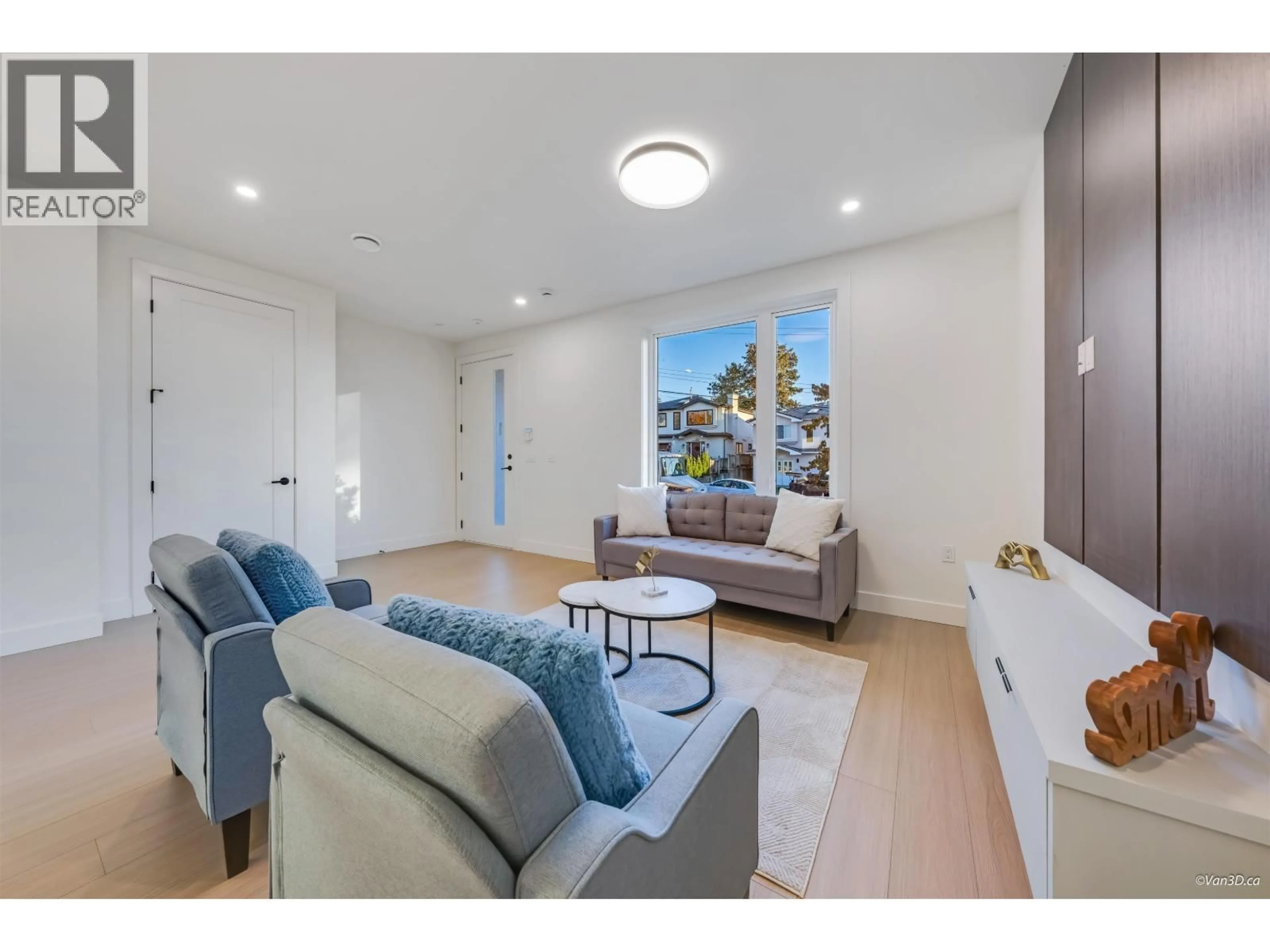 Living room with furniture, unknown for 4 - 4211 GRAVELEY STREET, Burnaby British Columbia V5C3T7