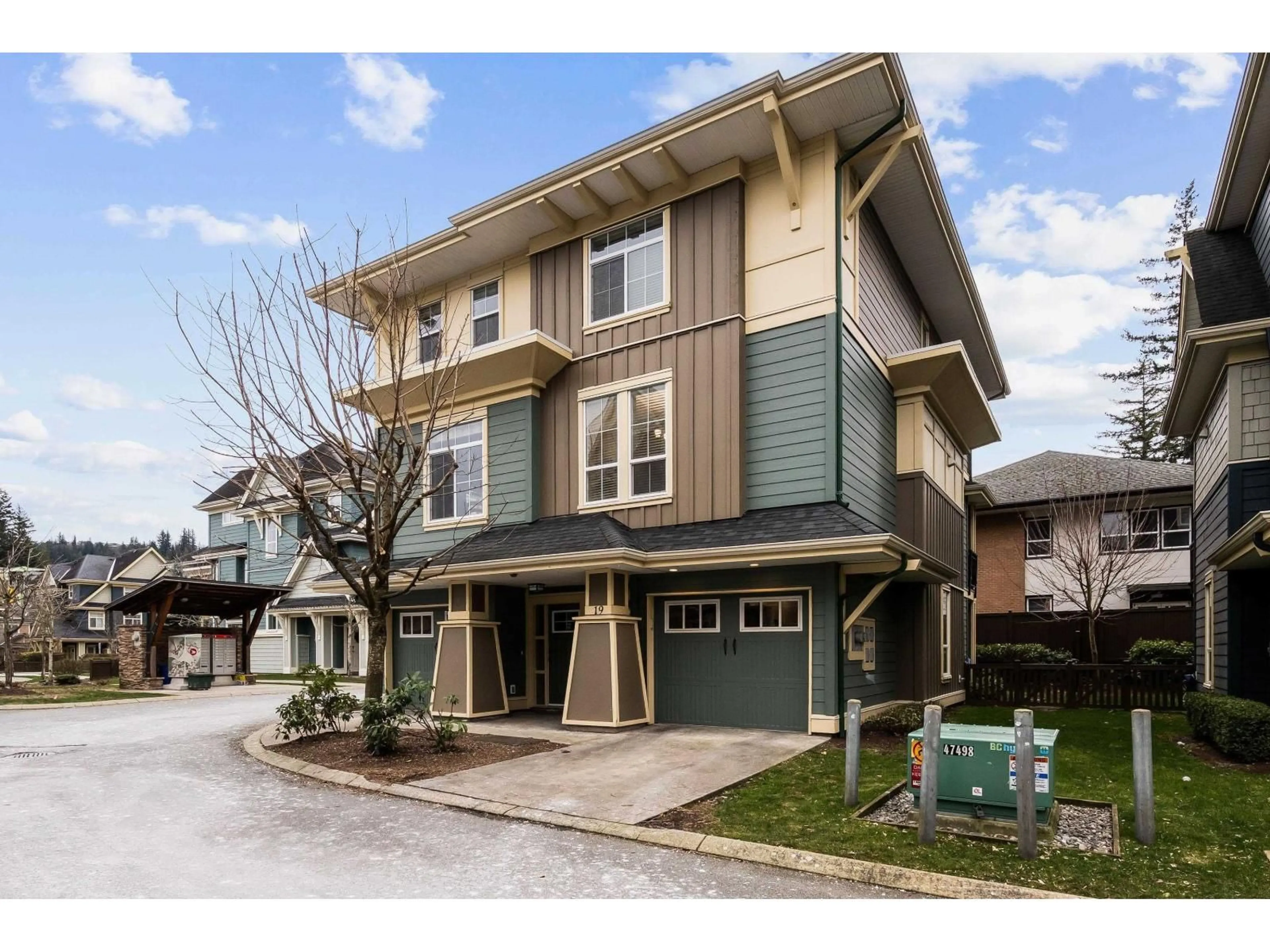 Home with vinyl exterior material, street for 19 - 45290 SOOWAHLIE CRESCENT, Chilliwack British Columbia V2R0S6