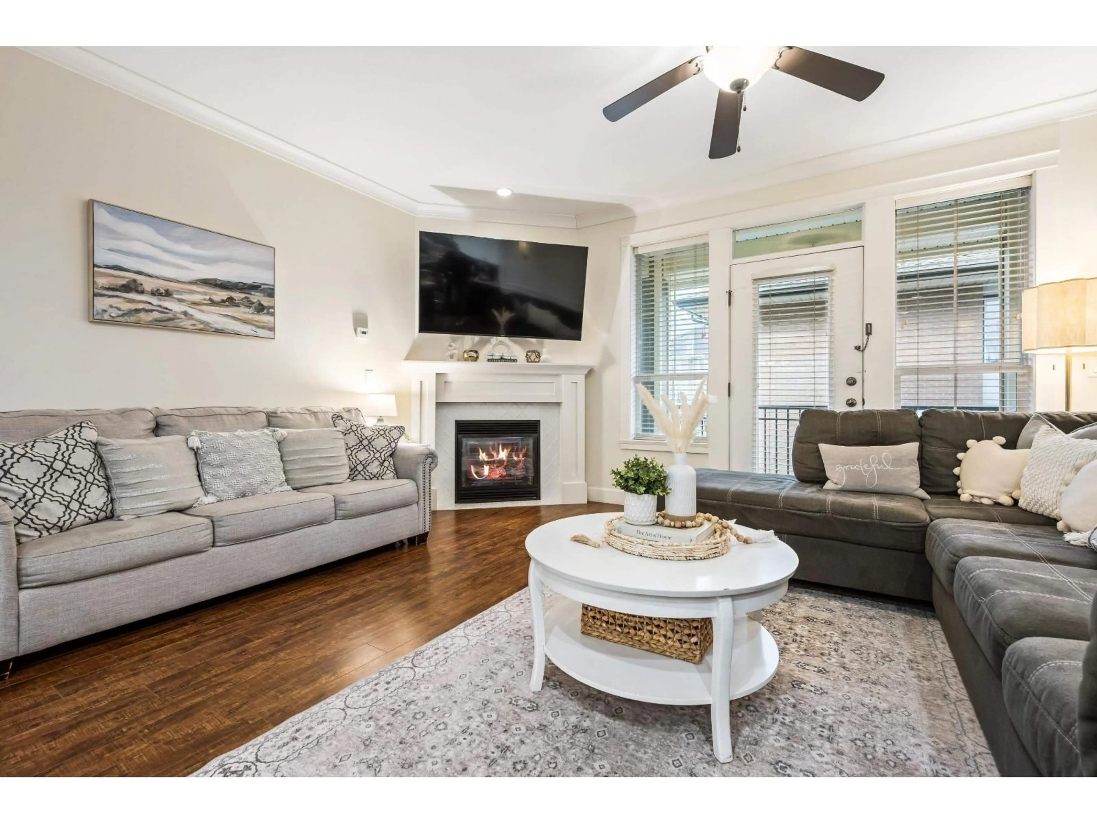 Living room with furniture, wood/laminate floor for 19 - 45290 SOOWAHLIE CRESCENT, Chilliwack British Columbia V2R0S6