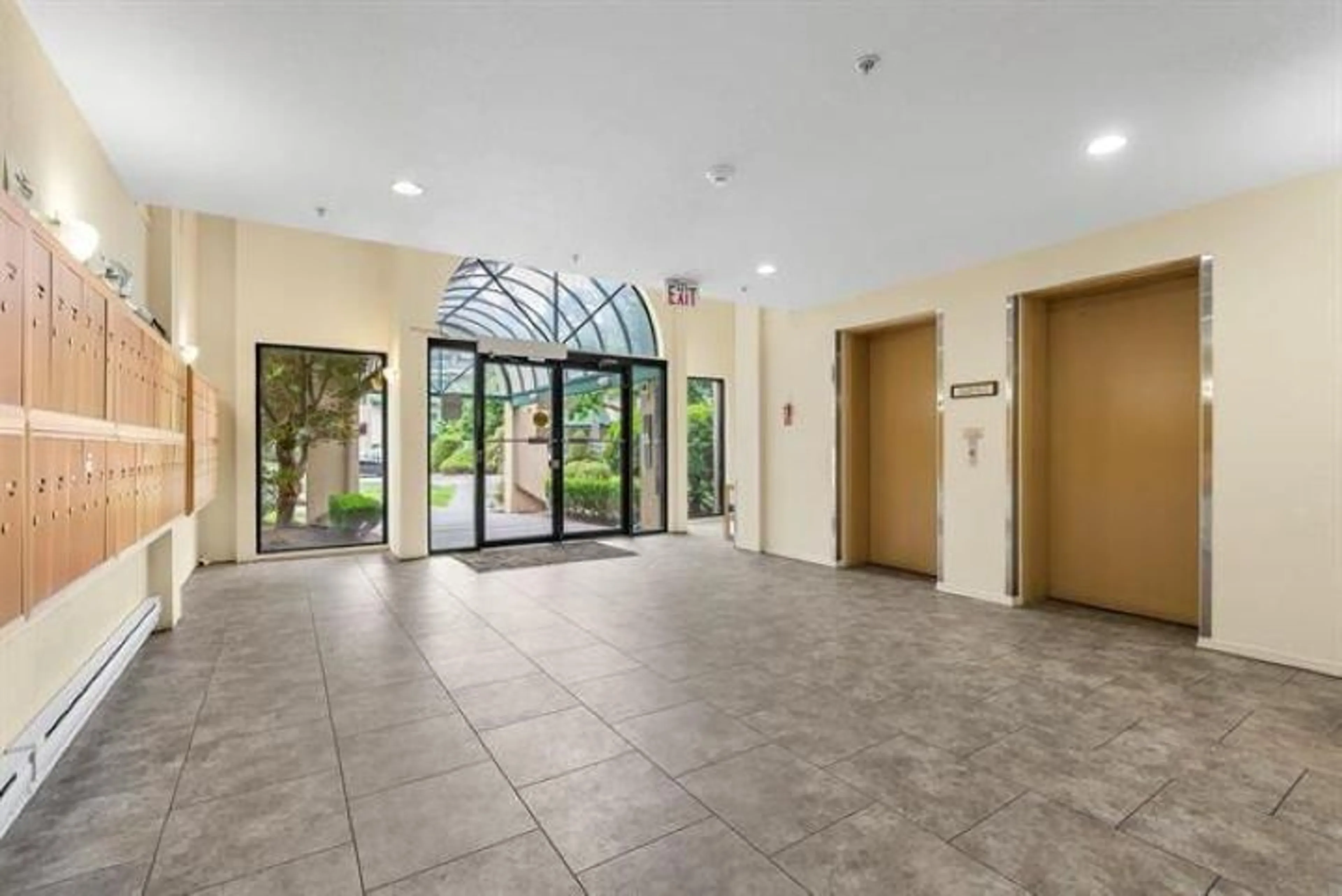 Indoor foyer for 306 - 2964 TRETHEWEY STREET, Abbotsford British Columbia V2T6P4