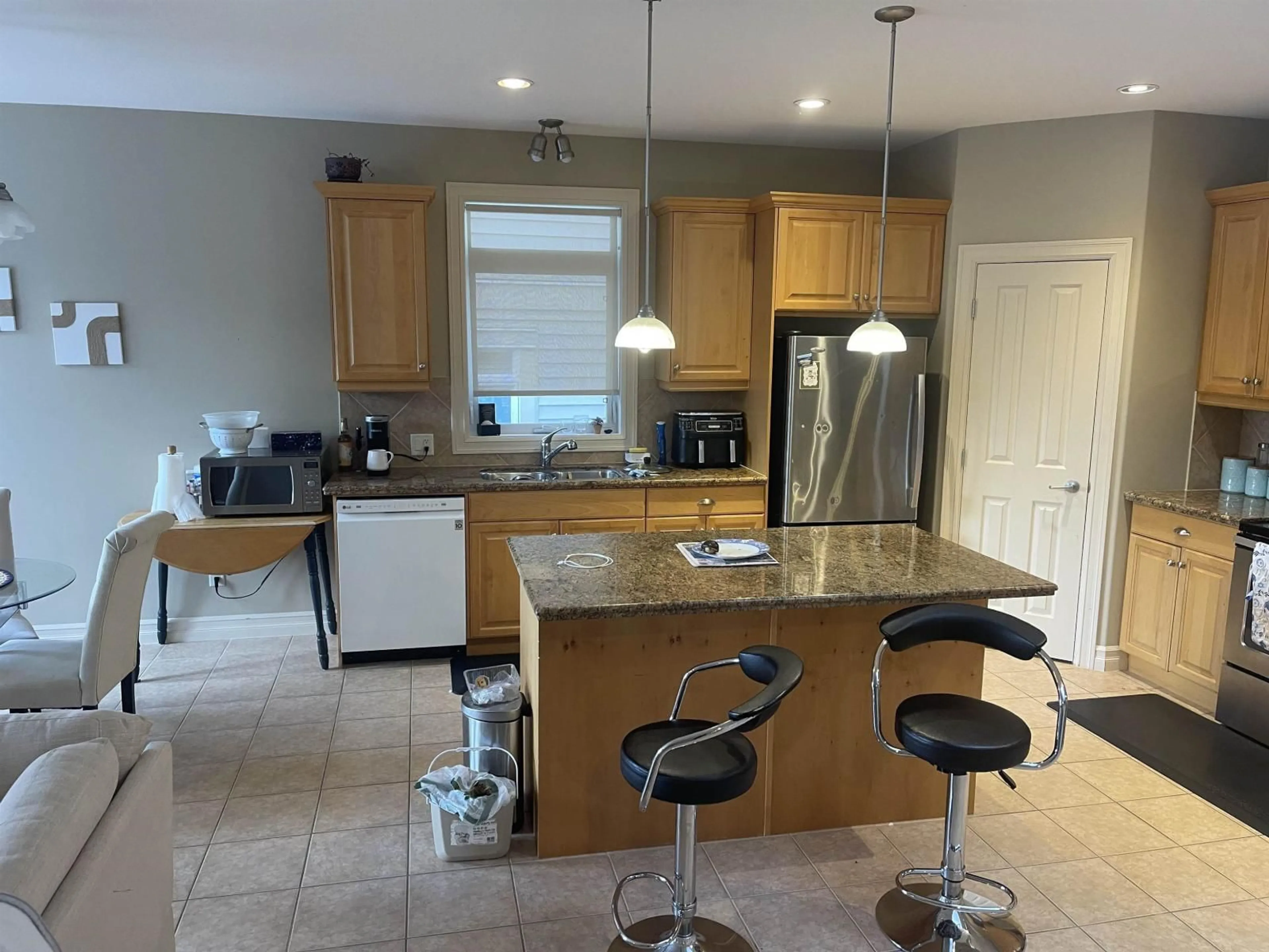 Open concept kitchen, ceramic/tile floor for 36512 AUGUSTON PARKWAY EAST, Abbotsford British Columbia V3G3C6