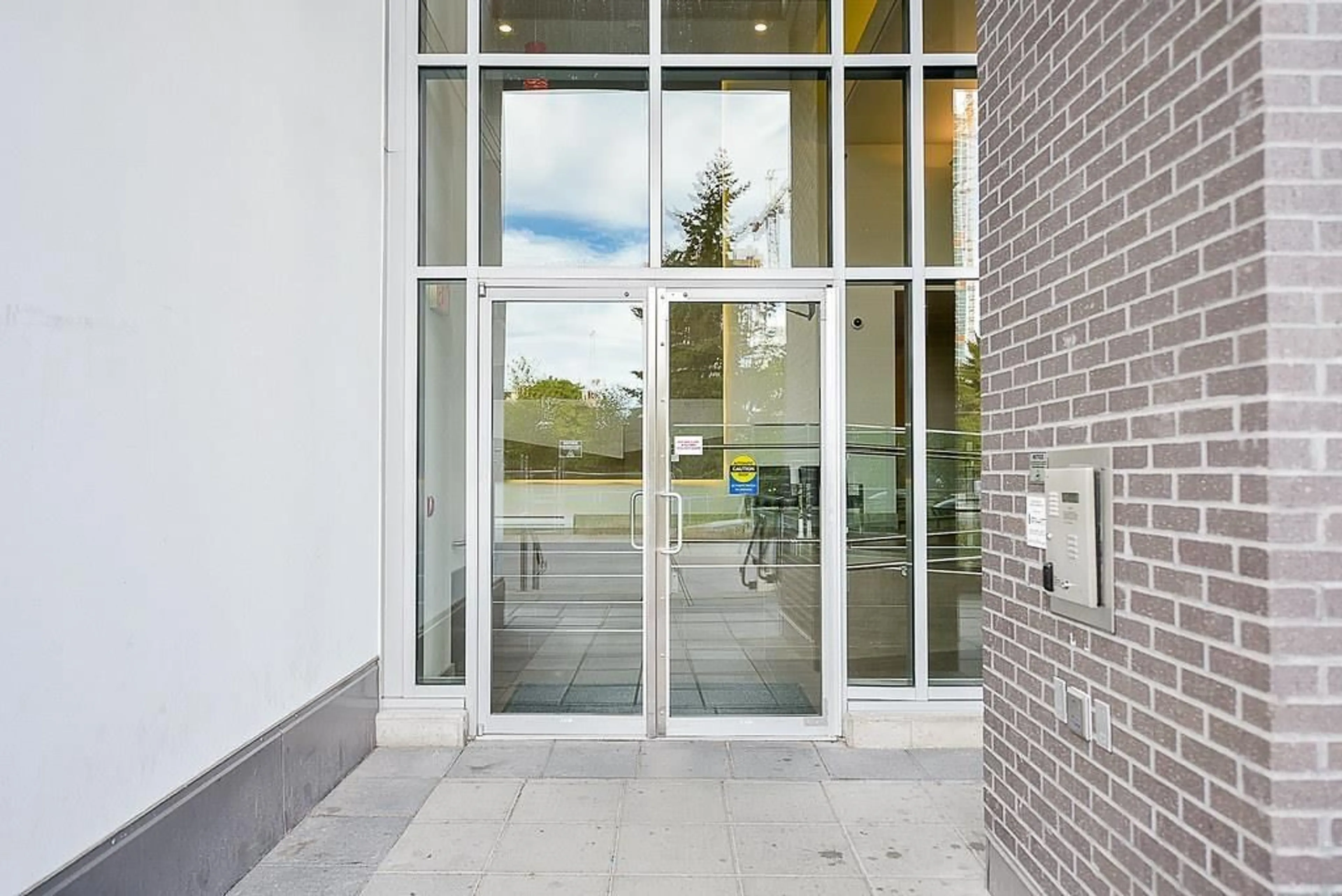 Indoor foyer for 2515 - 13325 102A AVENUE, Surrey British Columbia V3T0J5