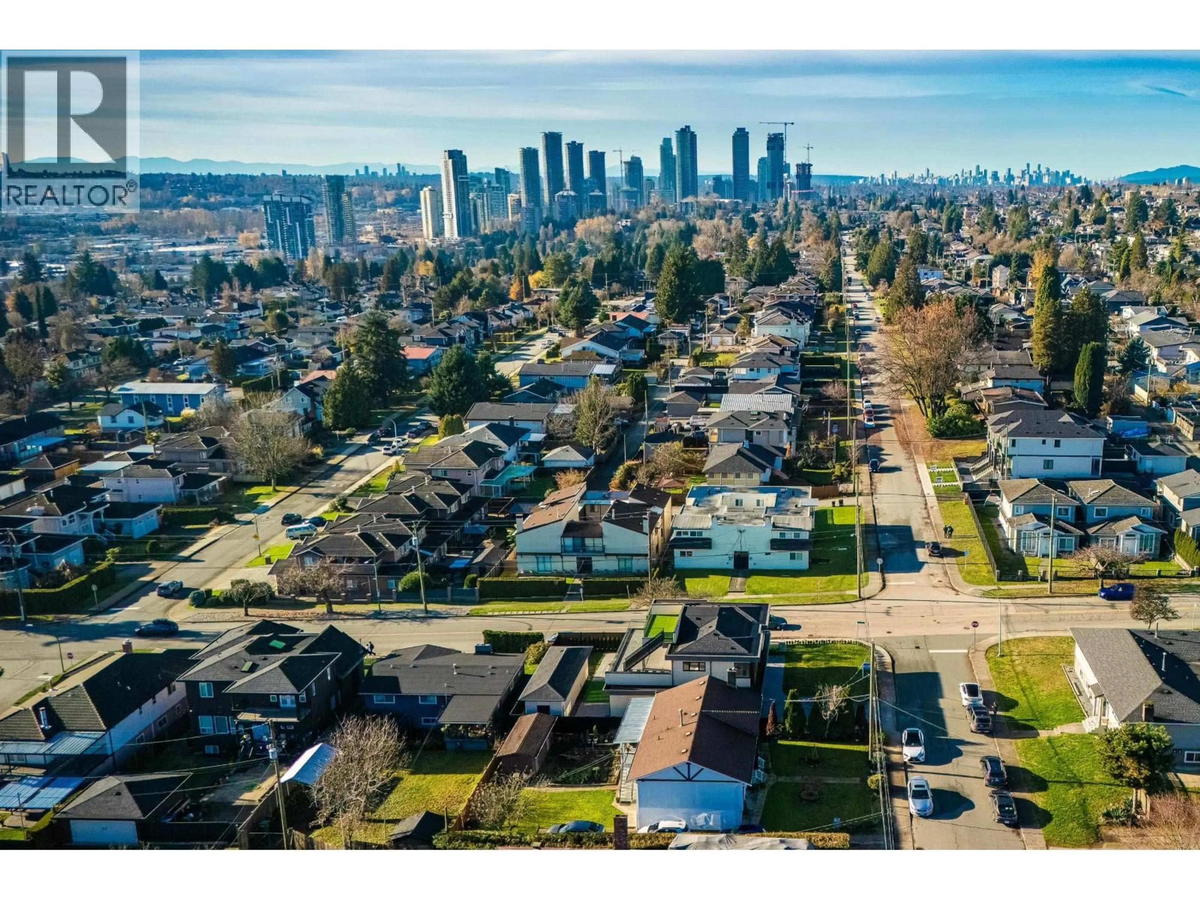 A pic from outside/outdoor area/front of a property/back of a property/a pic from drone, city buildings view from balcony for 6708 WINCH STREET, Burnaby British Columbia V5B4K2