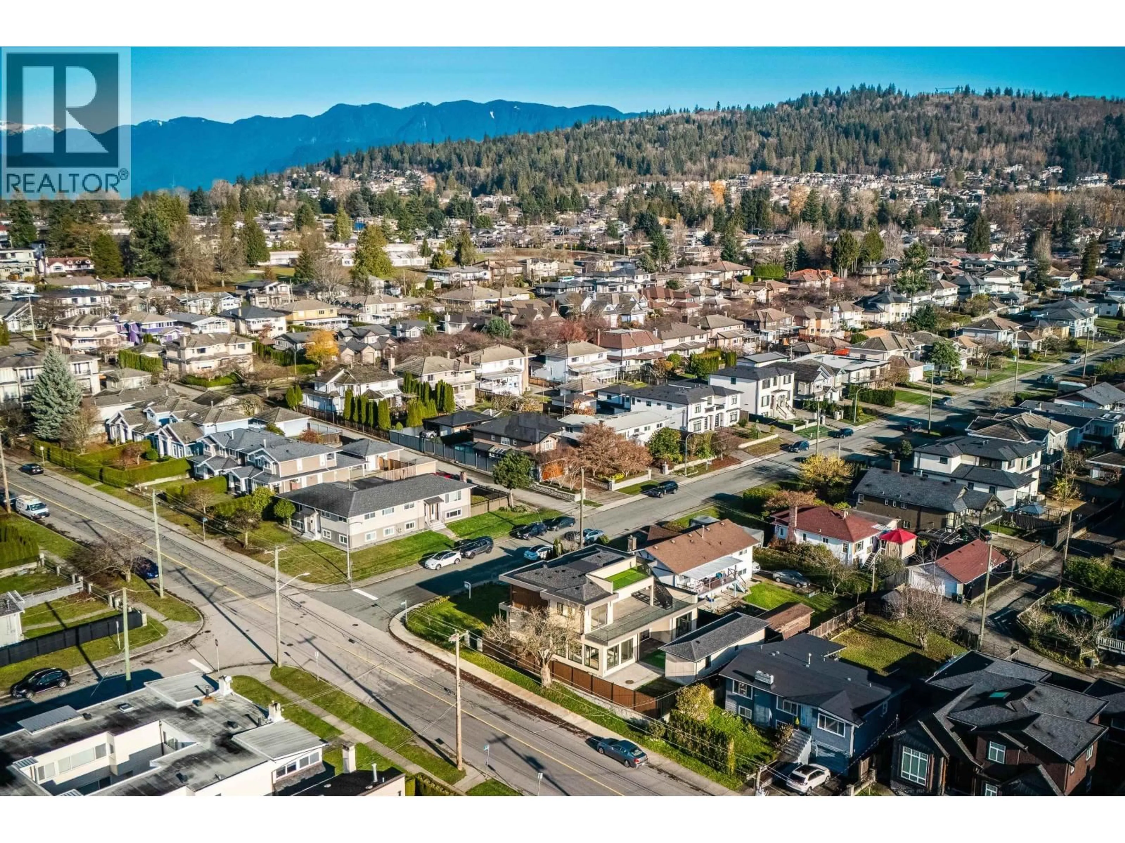 A pic from outside/outdoor area/front of a property/back of a property/a pic from drone, unknown for 6708 WINCH STREET, Burnaby British Columbia V5B4K2