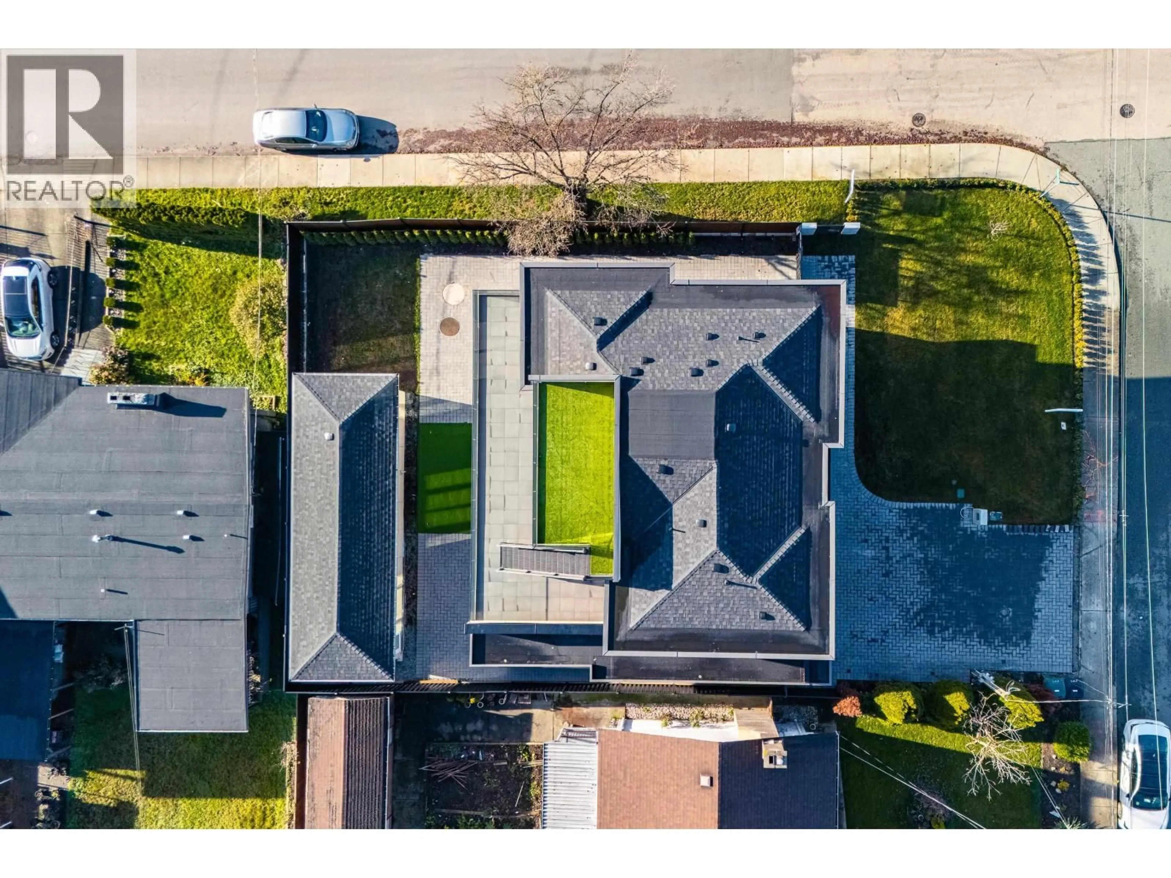 A pic from outside/outdoor area/front of a property/back of a property/a pic from drone, street for 6708 WINCH STREET, Burnaby British Columbia V5B4K2