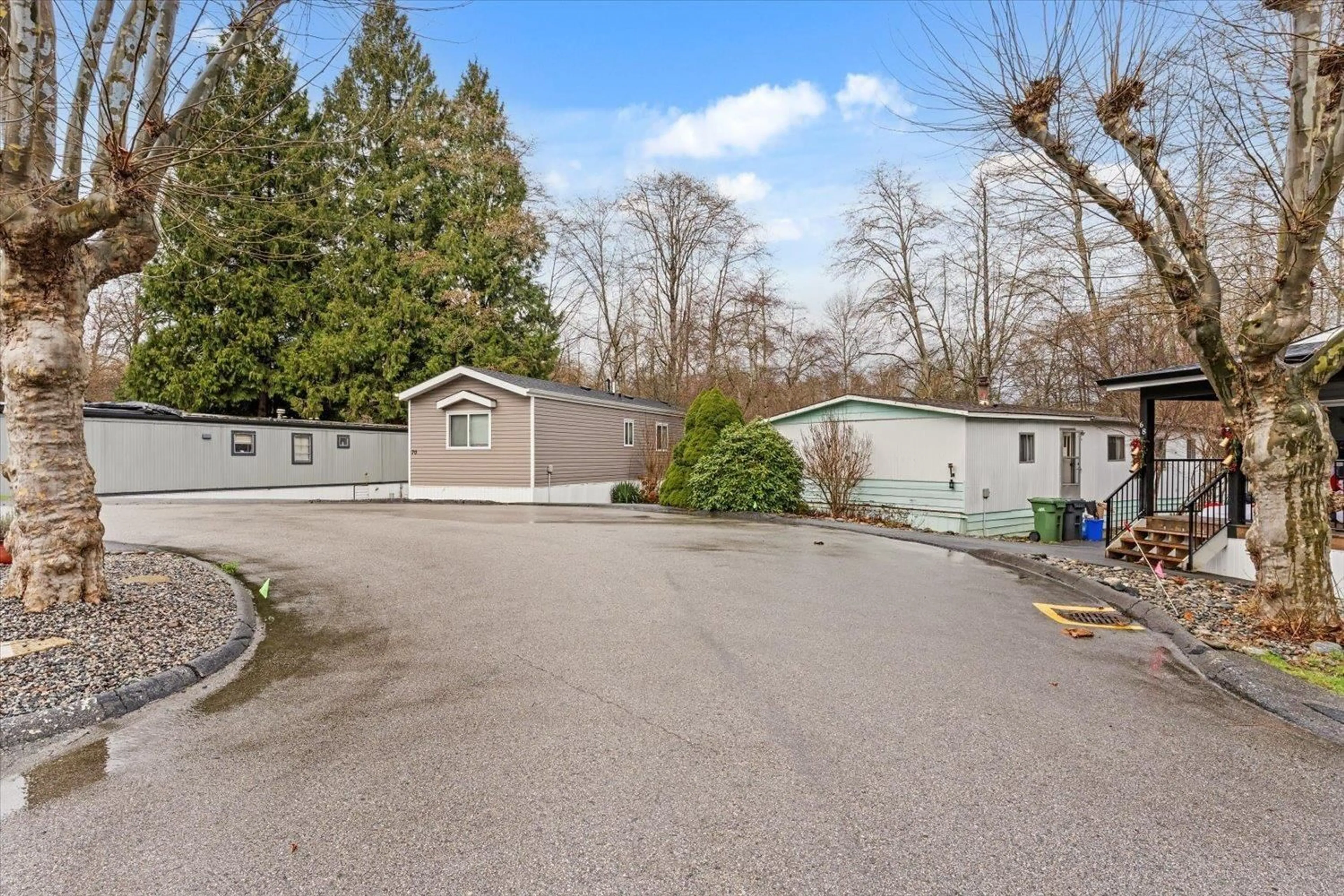 A pic from outside/outdoor area/front of a property/back of a property/a pic from drone, unknown for 69 - 8220 KING GEORGE BOULEVARD, Surrey British Columbia V3W6E1