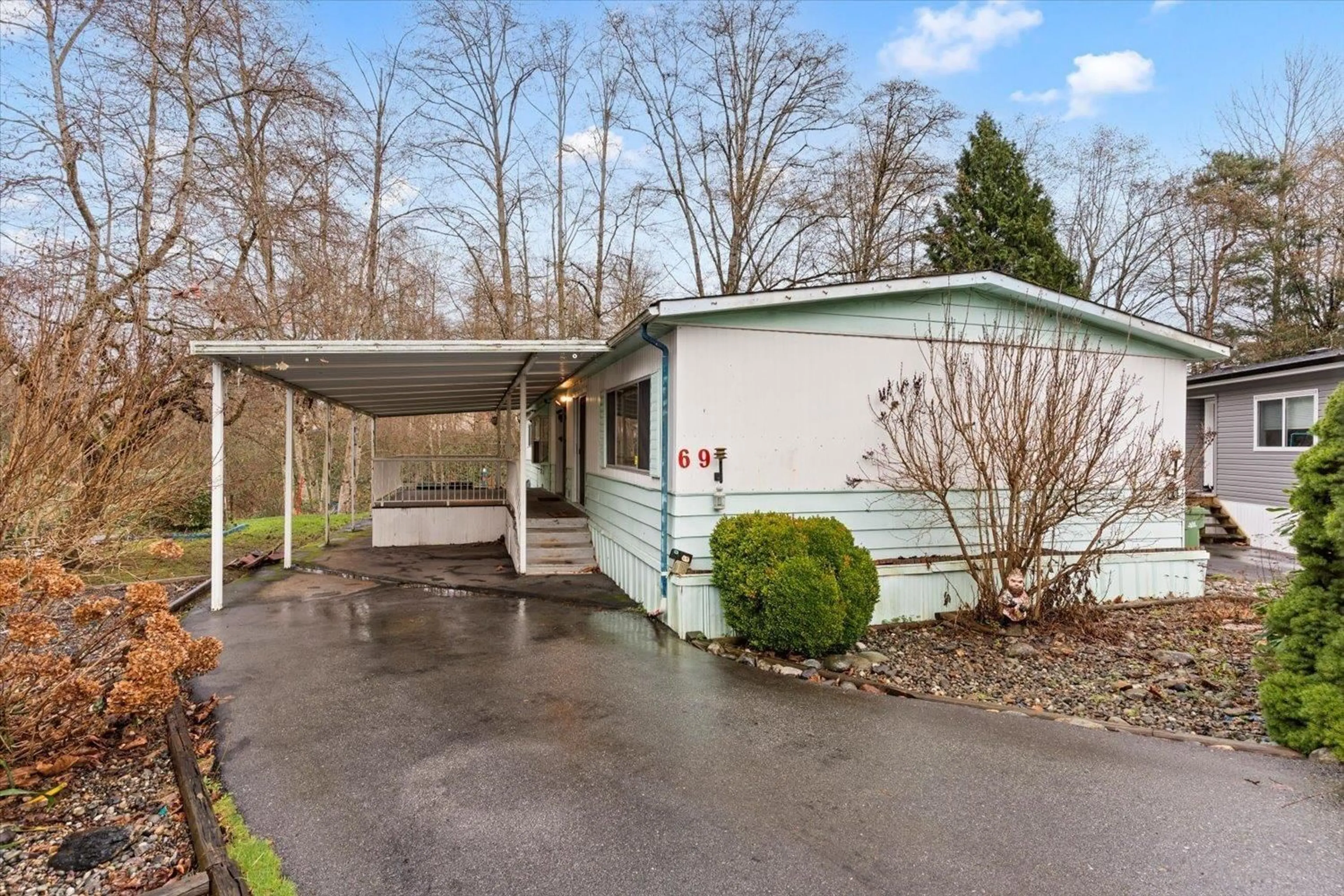 Home with vinyl exterior material, unknown for 69 - 8220 KING GEORGE BOULEVARD, Surrey British Columbia V3W6E1