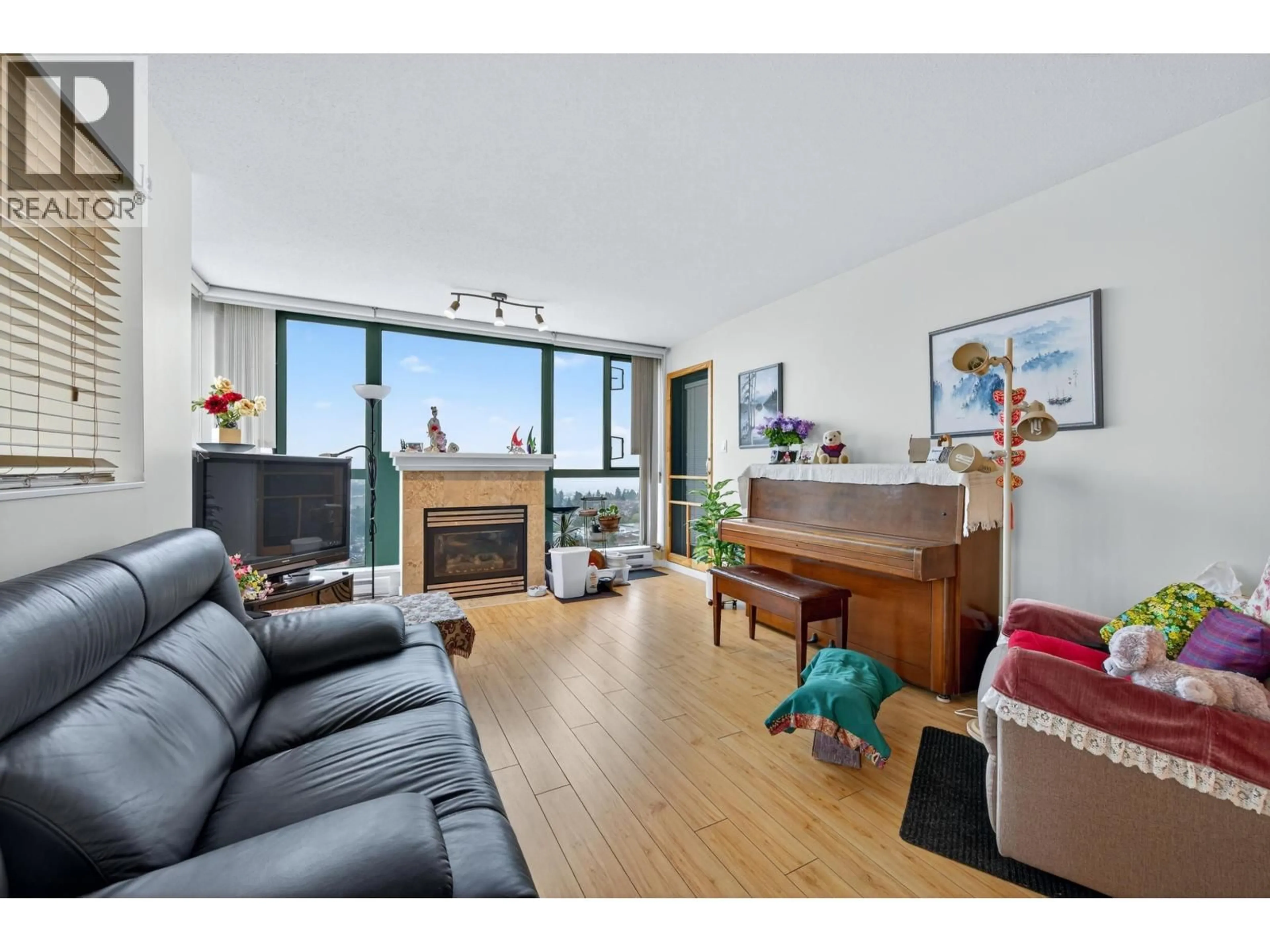 Living room with furniture, wood/laminate floor for 1803 - 6659 SOUTHOAKS CRESCENT, Burnaby British Columbia V5E4M9