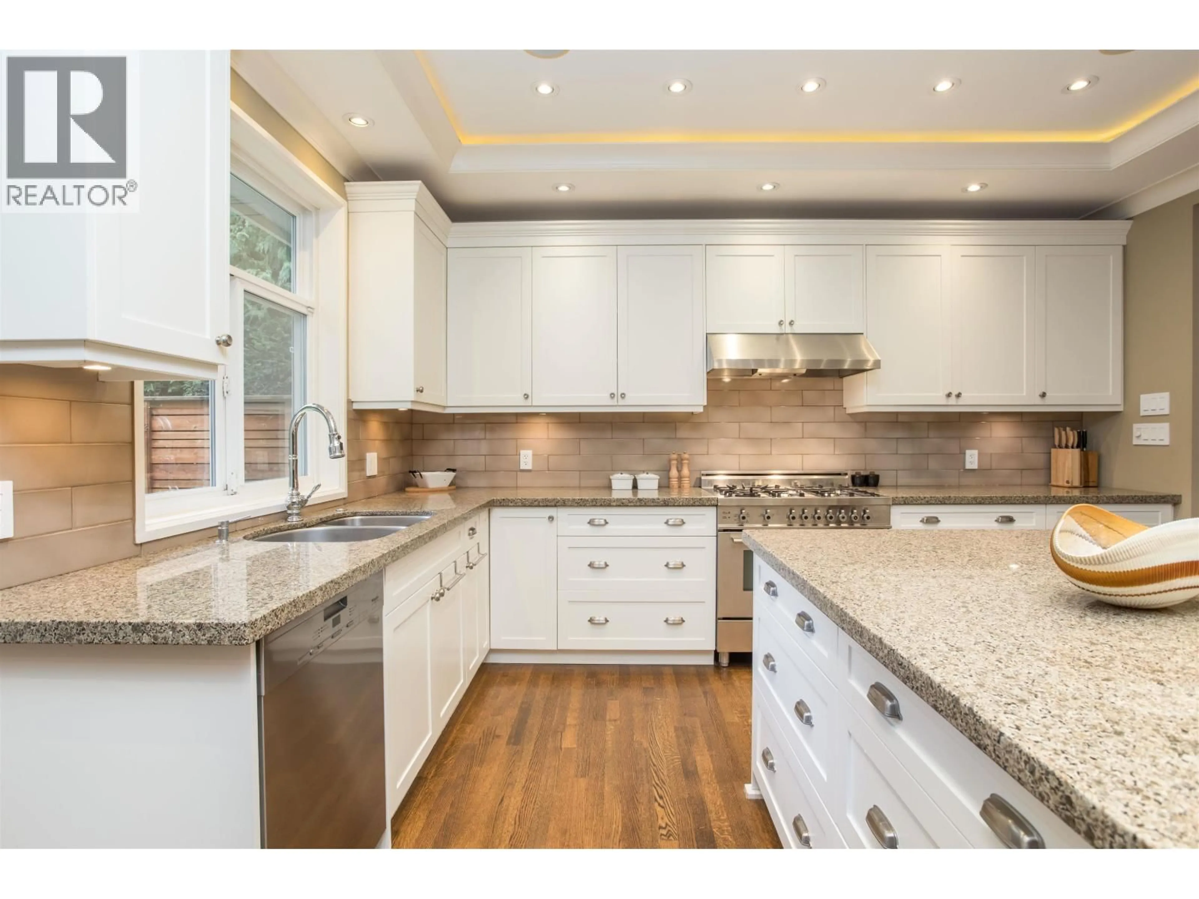 Contemporary kitchen, unknown for 6417 PITT STREET, West Vancouver British Columbia V7W2C1