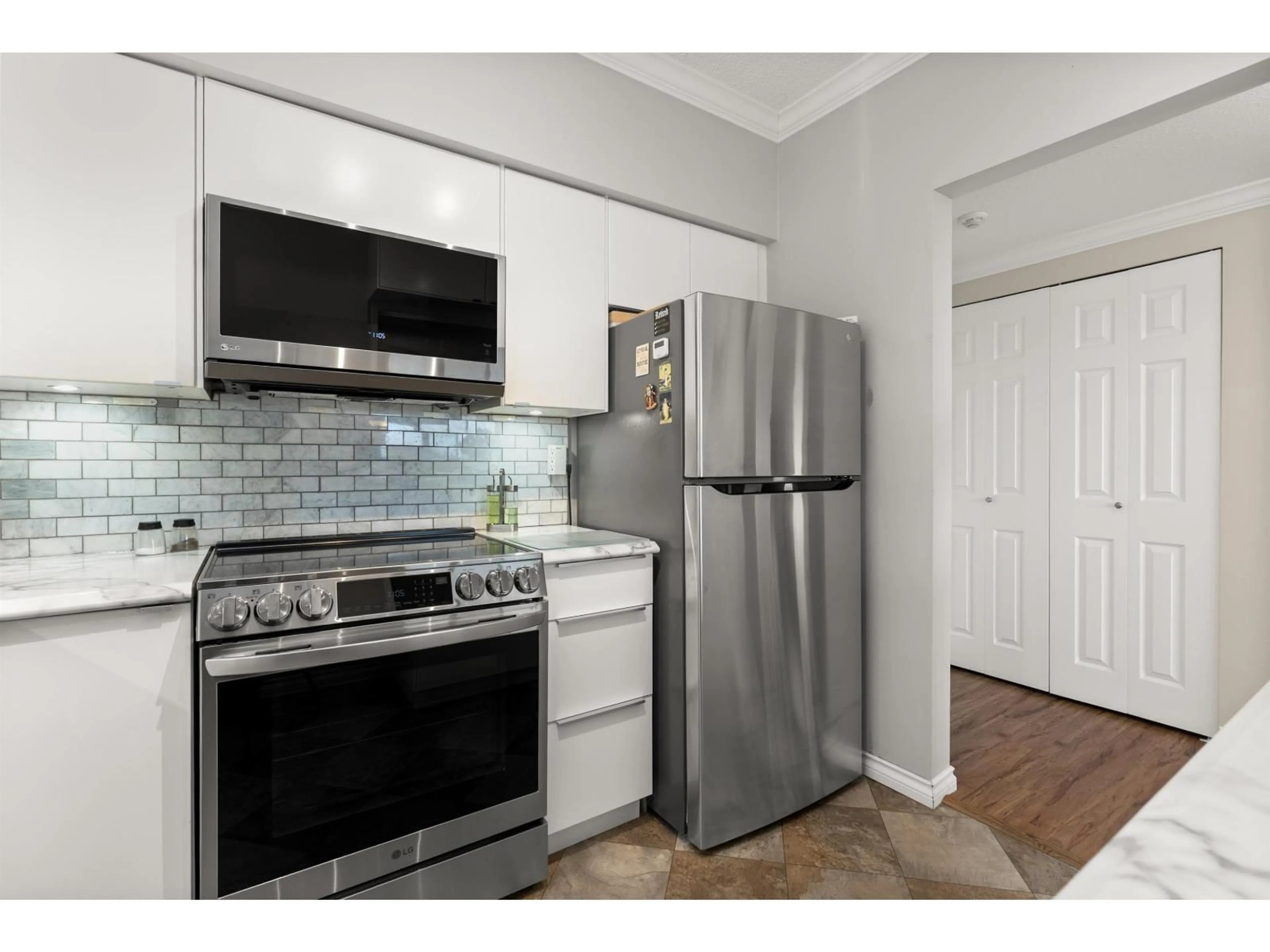 Standard kitchen, unknown for 914 - 31955 OLD YALE ROAD, Abbotsford British Columbia V2T4N1