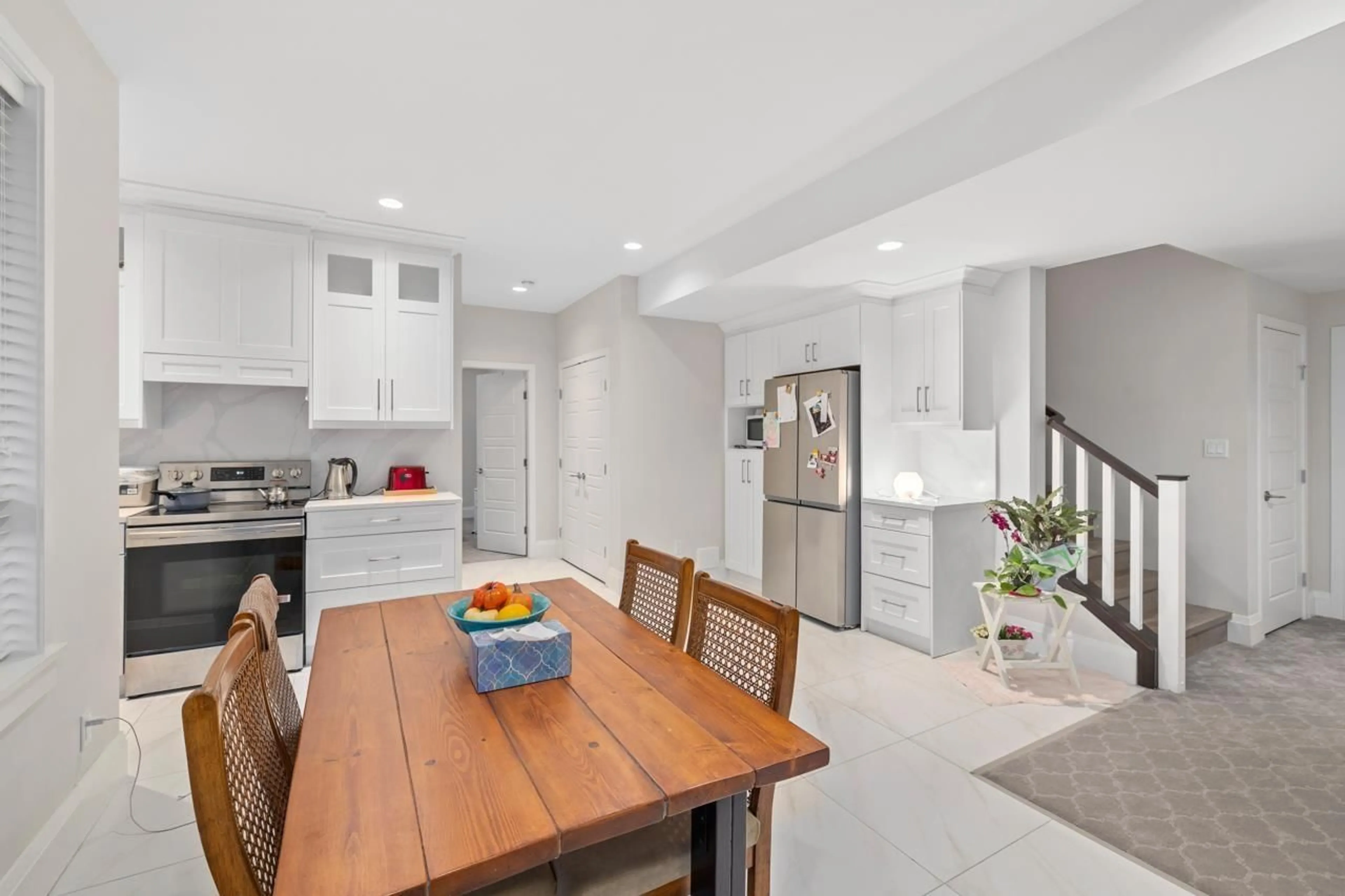 Open concept kitchen, ceramic/tile floor for 2736 AQUILA DRIVE, Abbotsford British Columbia V3G0C7