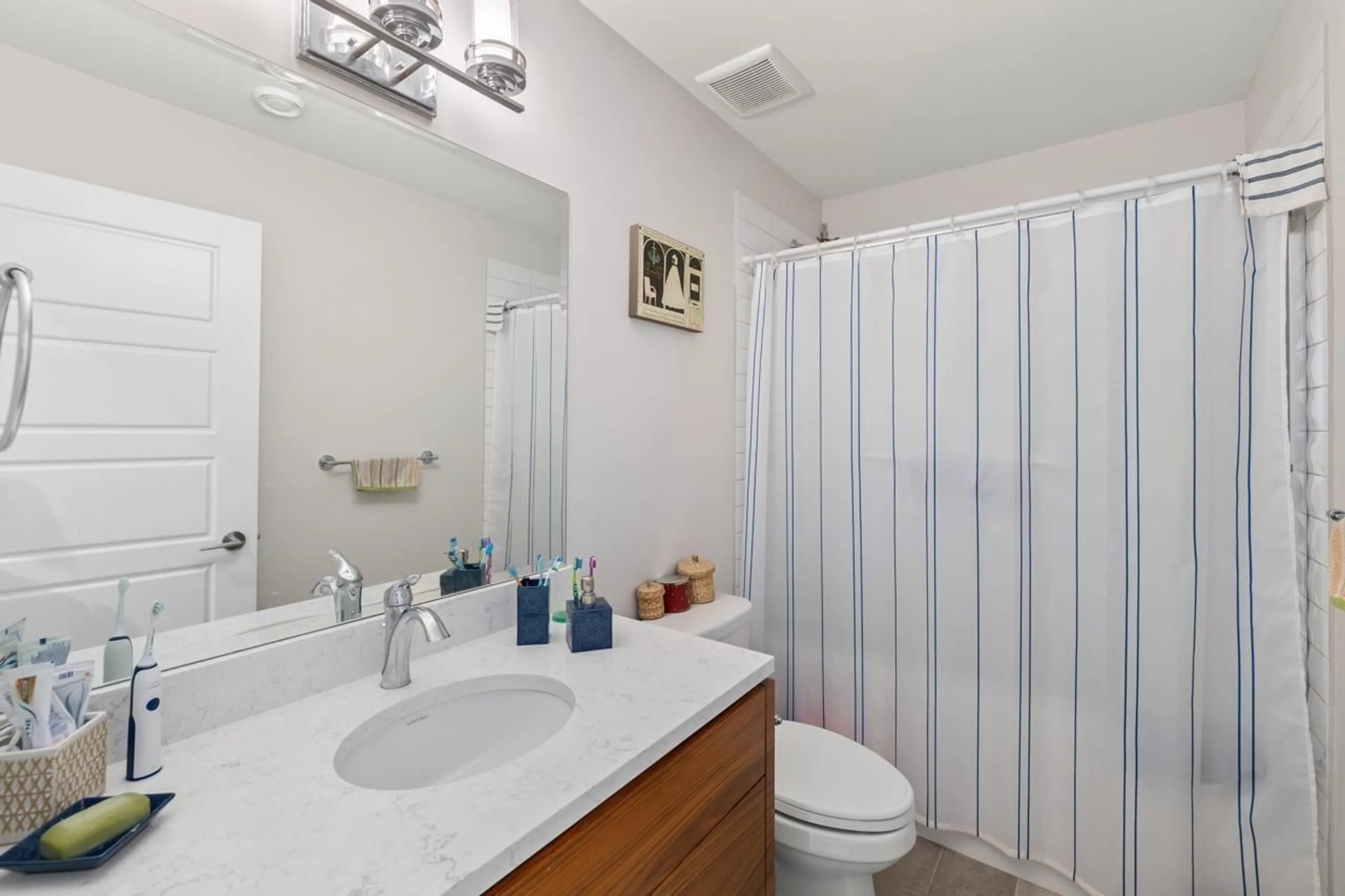 Standard bathroom, ceramic/tile floor for 2736 AQUILA DRIVE, Abbotsford British Columbia V3G0C7