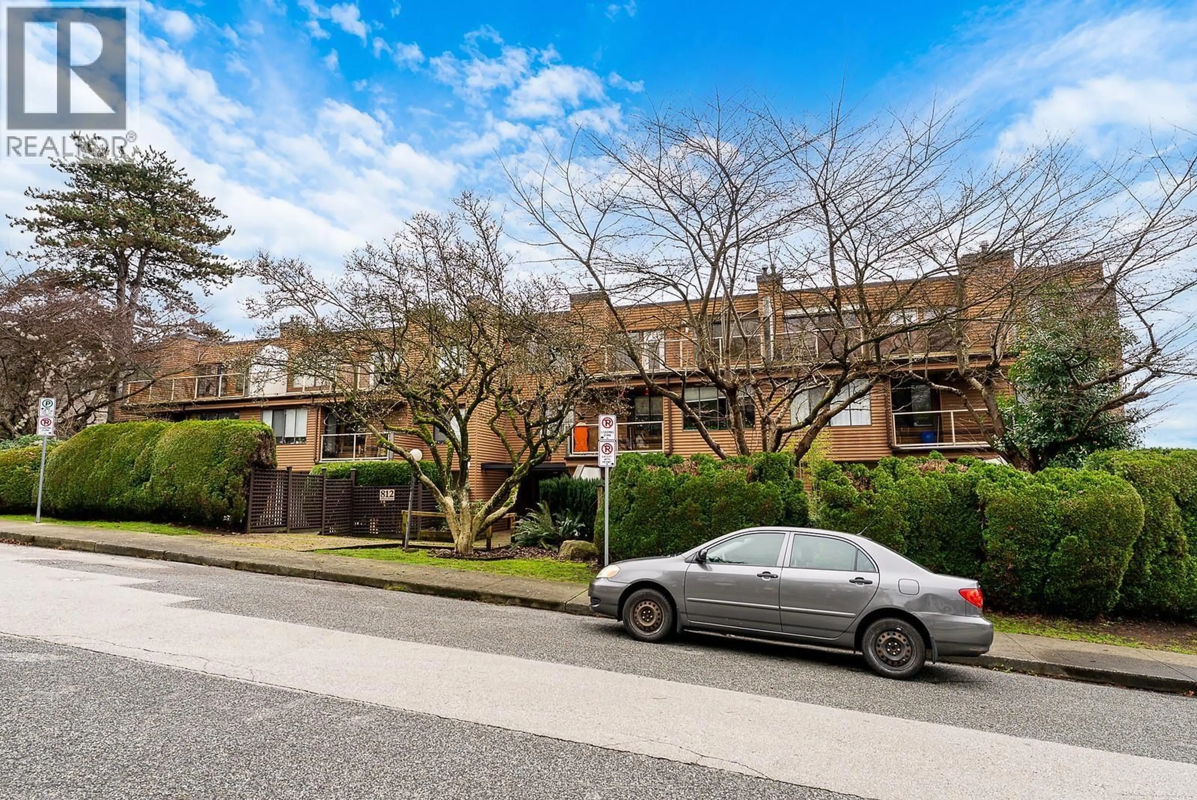 A pic from outside/outdoor area/front of a property/back of a property/a pic from drone, street for 305 - 812 MILTON STREET, New Westminster British Columbia V3M1N2