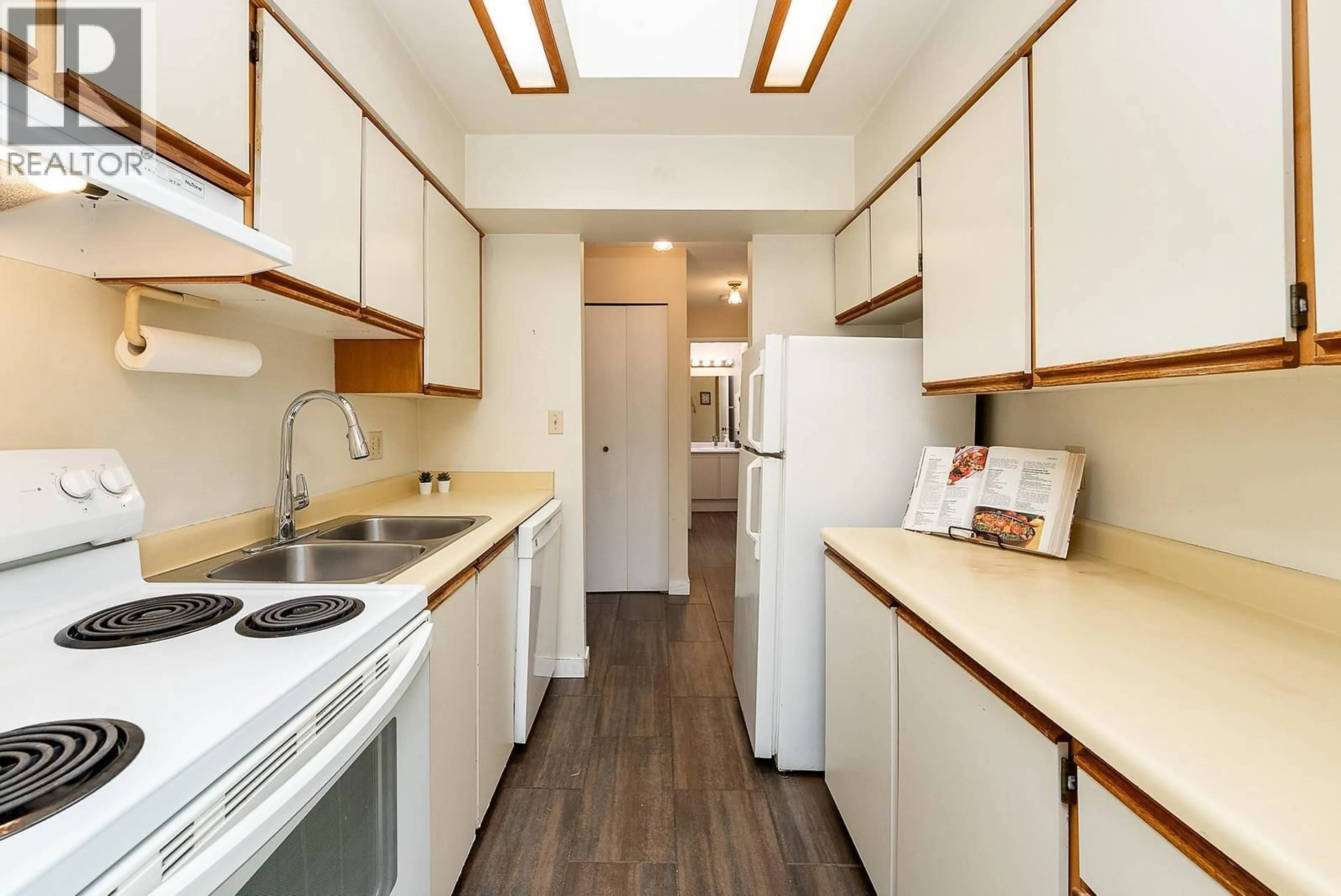 Standard kitchen, unknown for 305 - 812 MILTON STREET, New Westminster British Columbia V3M1N2