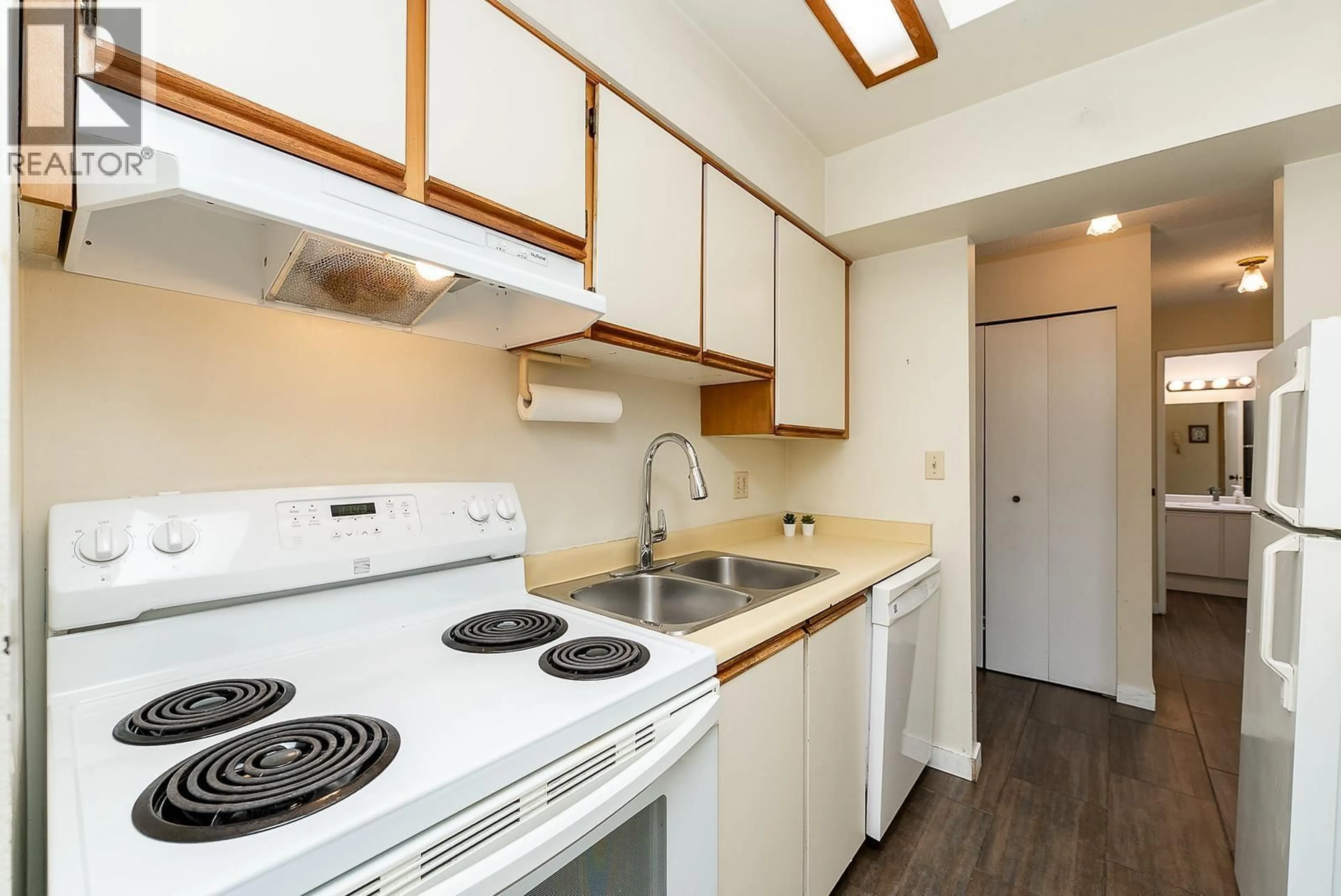 Standard kitchen, unknown for 305 - 812 MILTON STREET, New Westminster British Columbia V3M1N2
