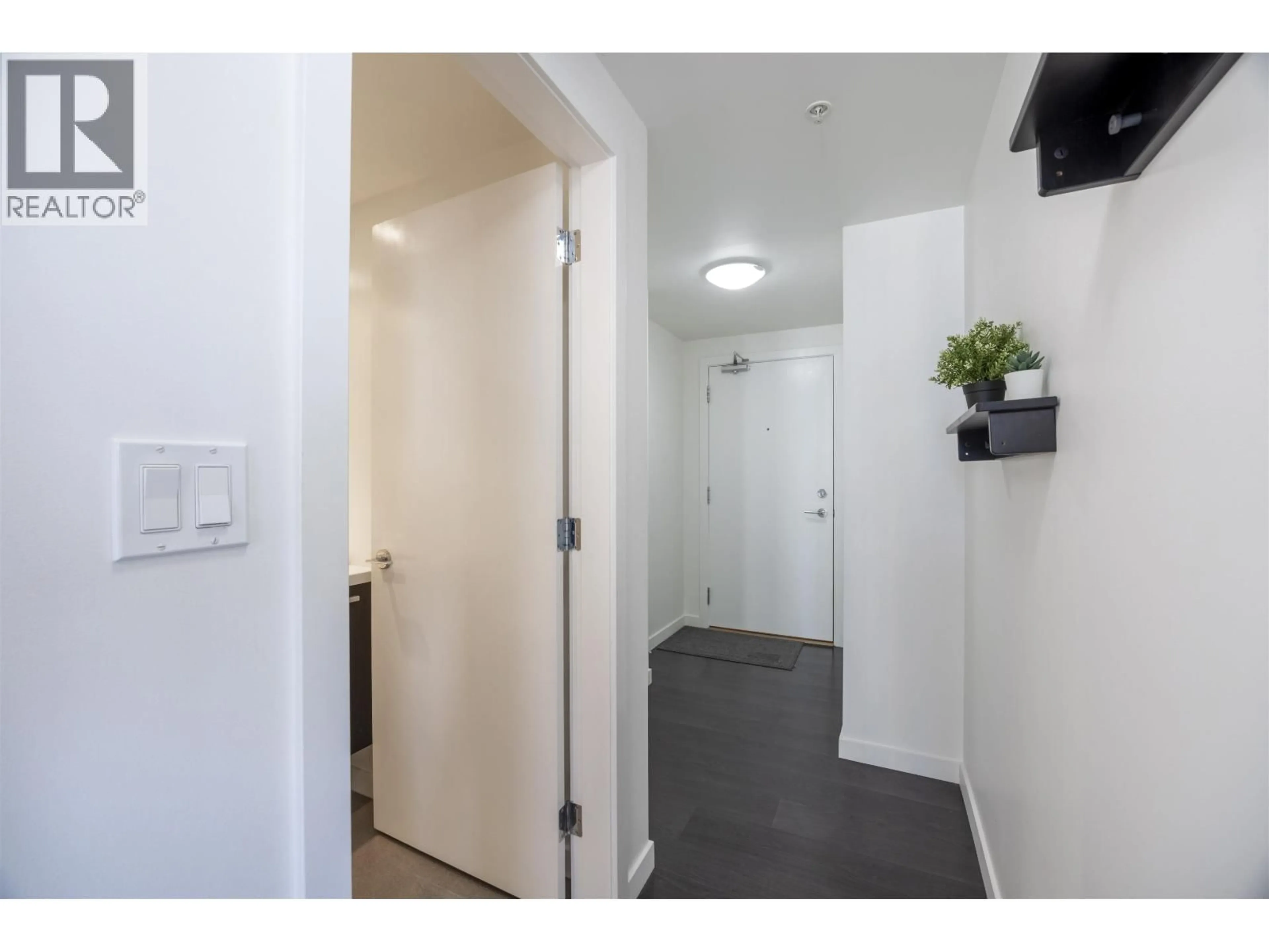 Indoor entryway for 1709 - 6333 SILVER, Burnaby British Columbia V5H0C3