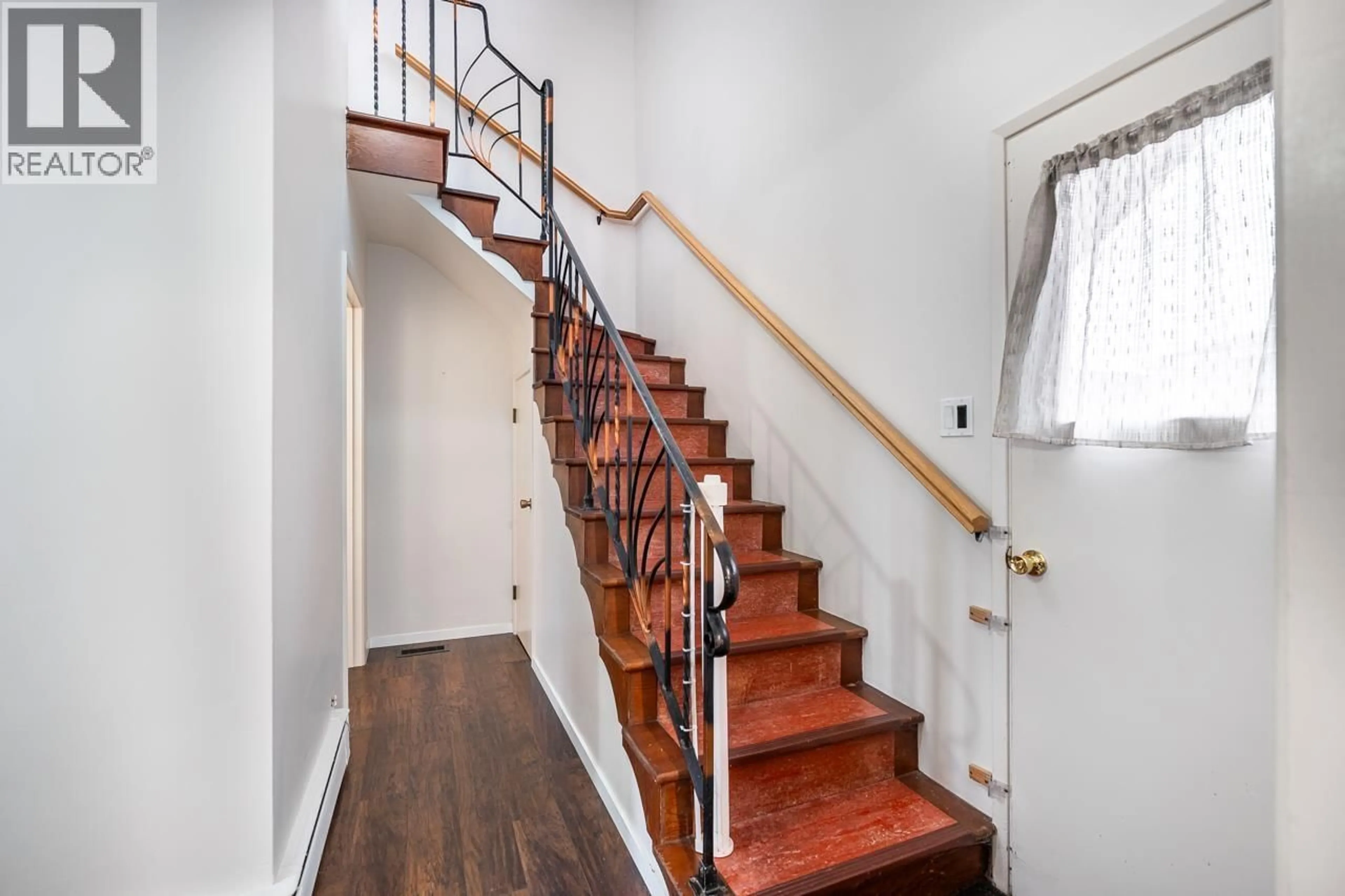 Stairs for 4044 PARKER STREET, Burnaby British Columbia V5C3B9