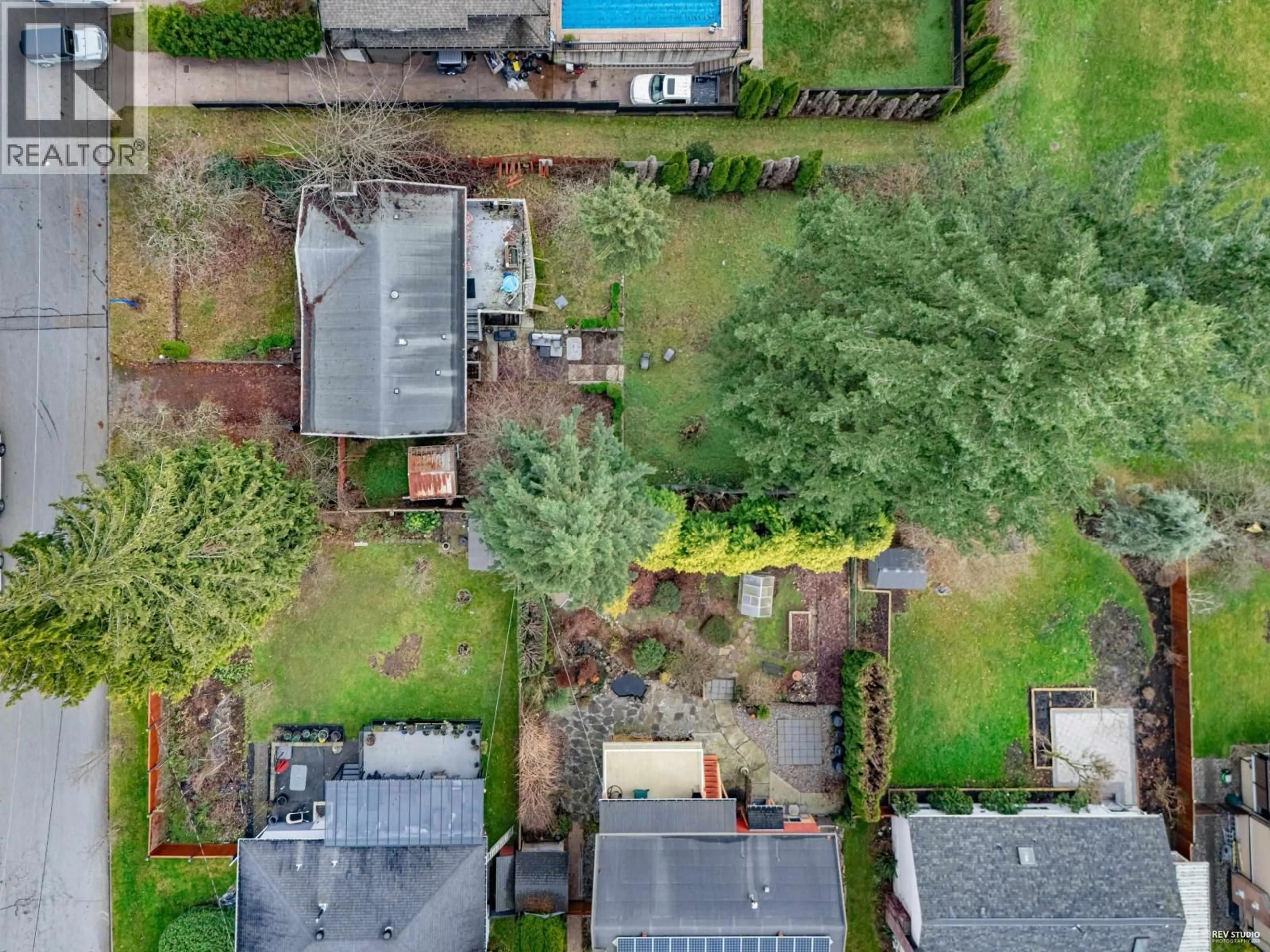 A pic from outside/outdoor area/front of a property/back of a property/a pic from drone, street for 673 LOWELL COURT, Coquitlam British Columbia V3J3J8