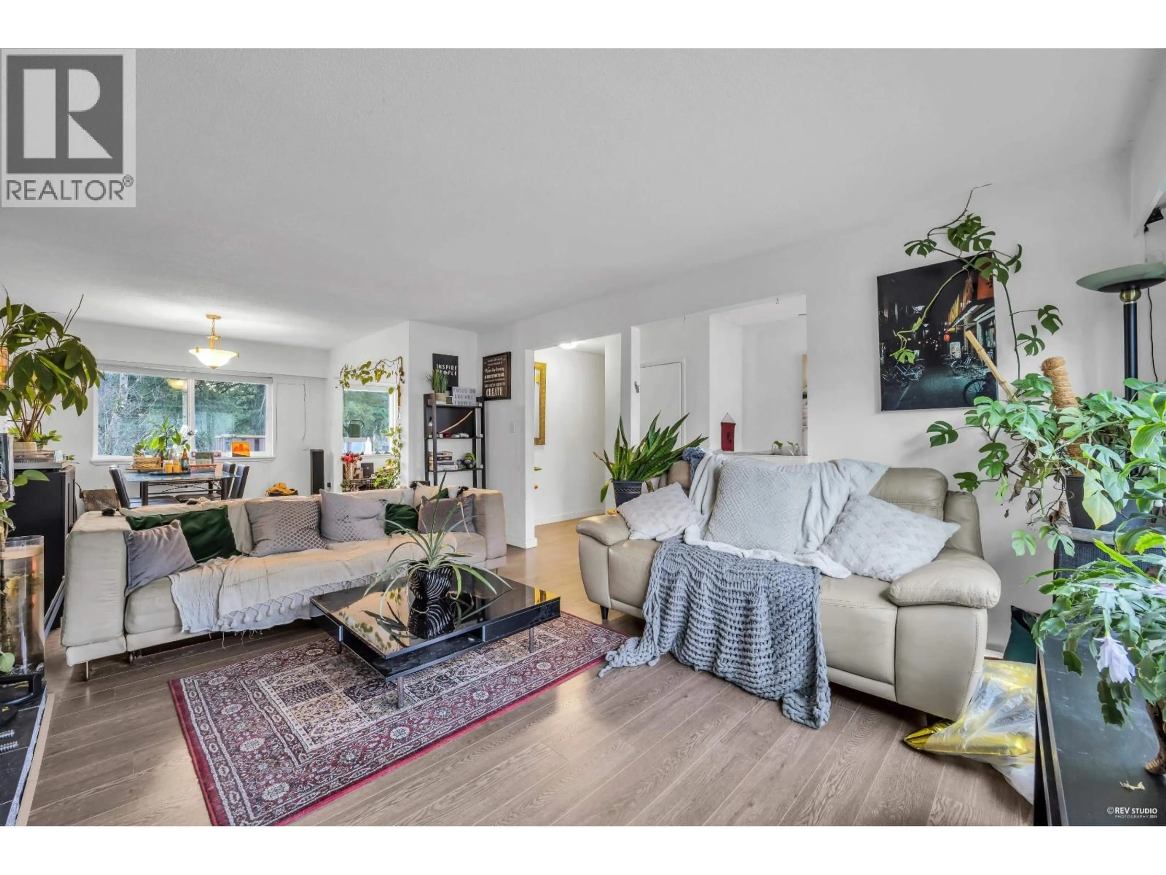 Living room with furniture, wood/laminate floor for 673 LOWELL COURT, Coquitlam British Columbia V3J3J8