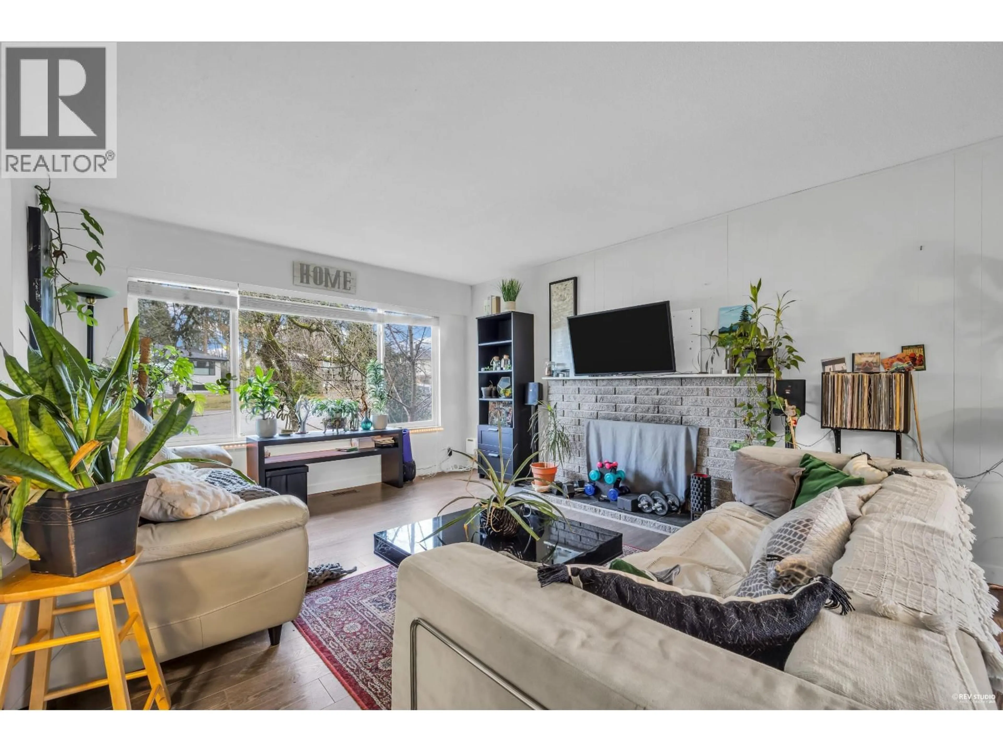 Living room with furniture, unknown for 673 LOWELL COURT, Coquitlam British Columbia V3J3J8