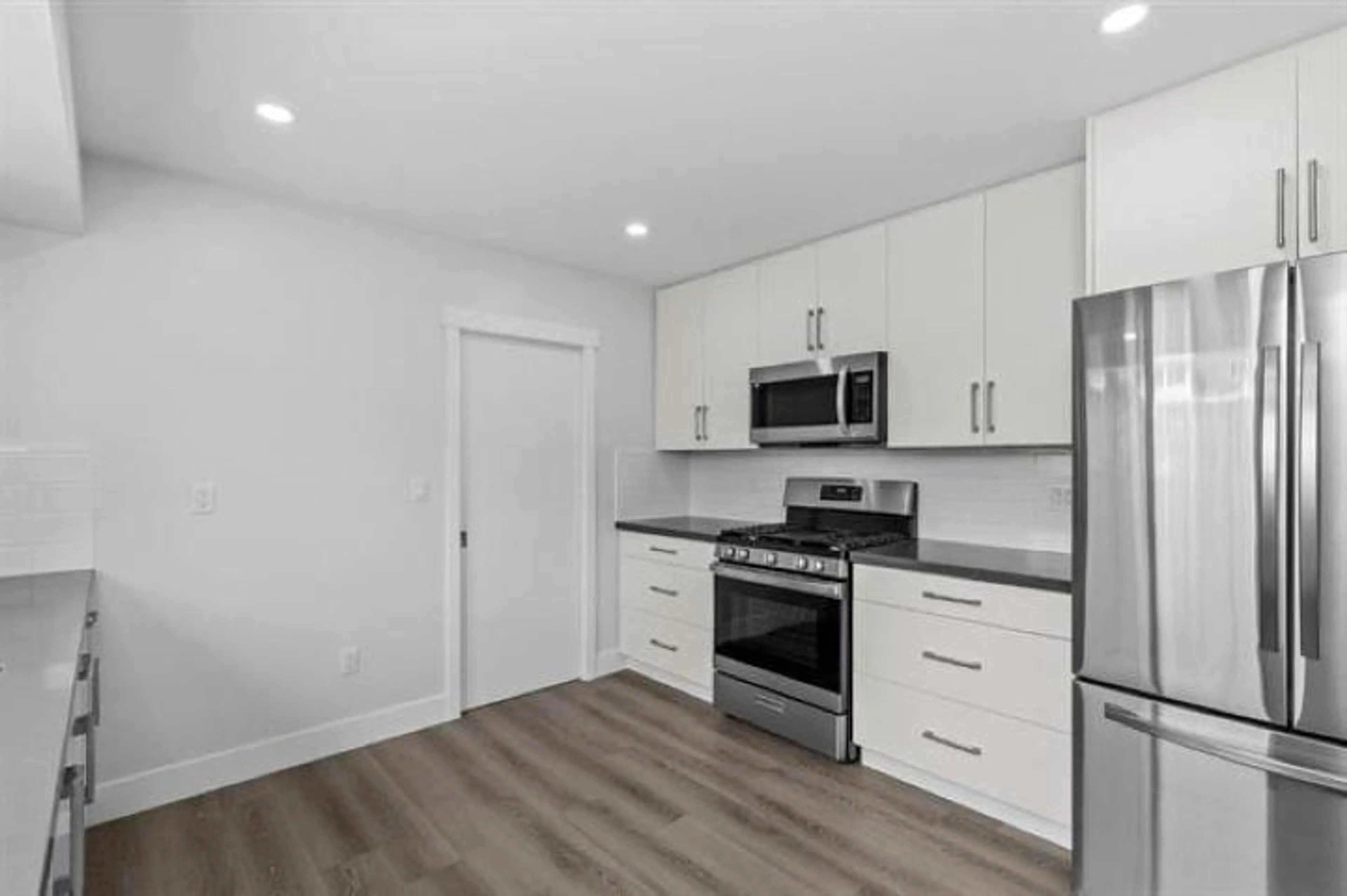 Standard kitchen, unknown for 33686 5A AVENUE, Mission British Columbia V2V1X4