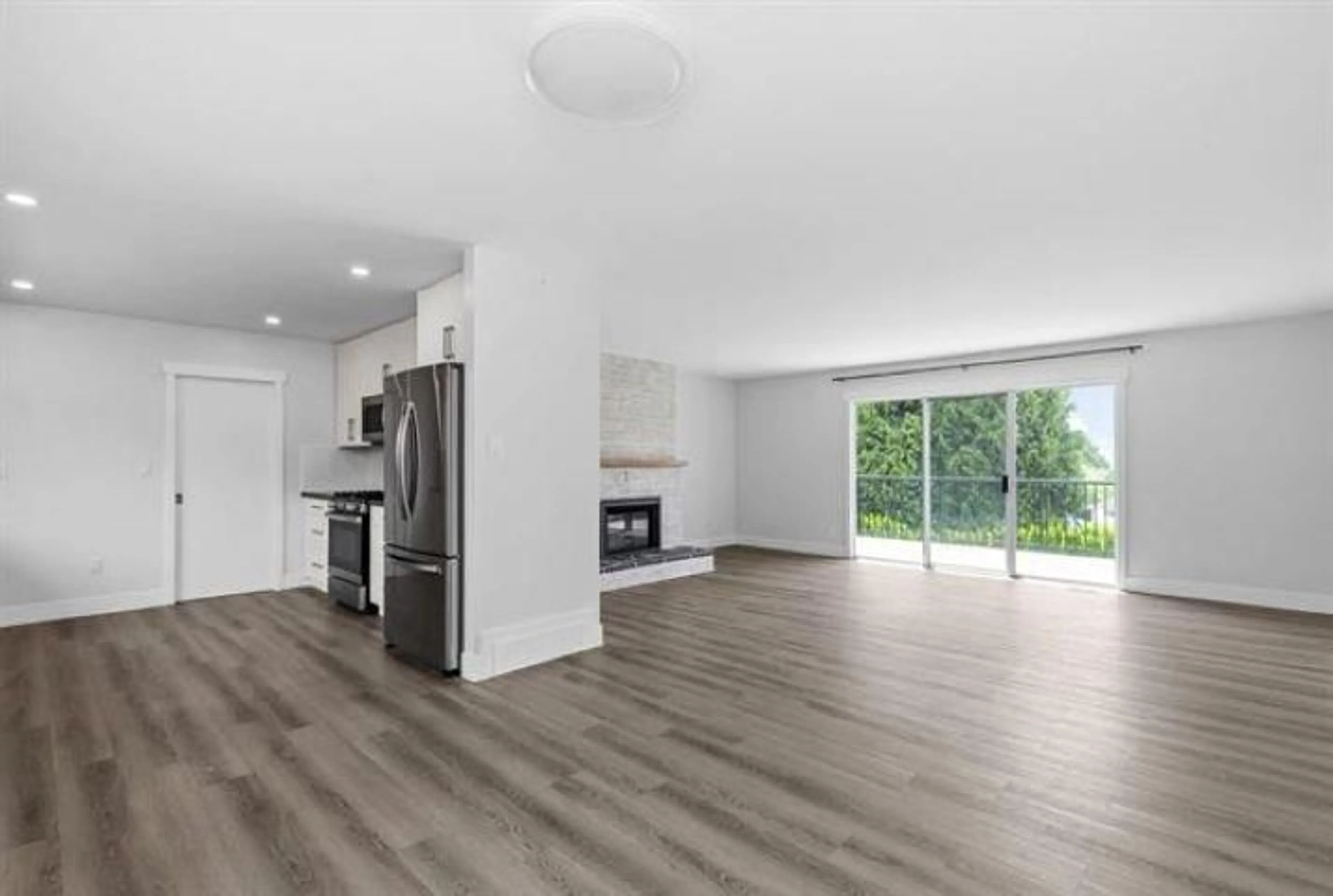 Open concept kitchen, wood/laminate floor for 33686 5A AVENUE, Mission British Columbia V2V1X4