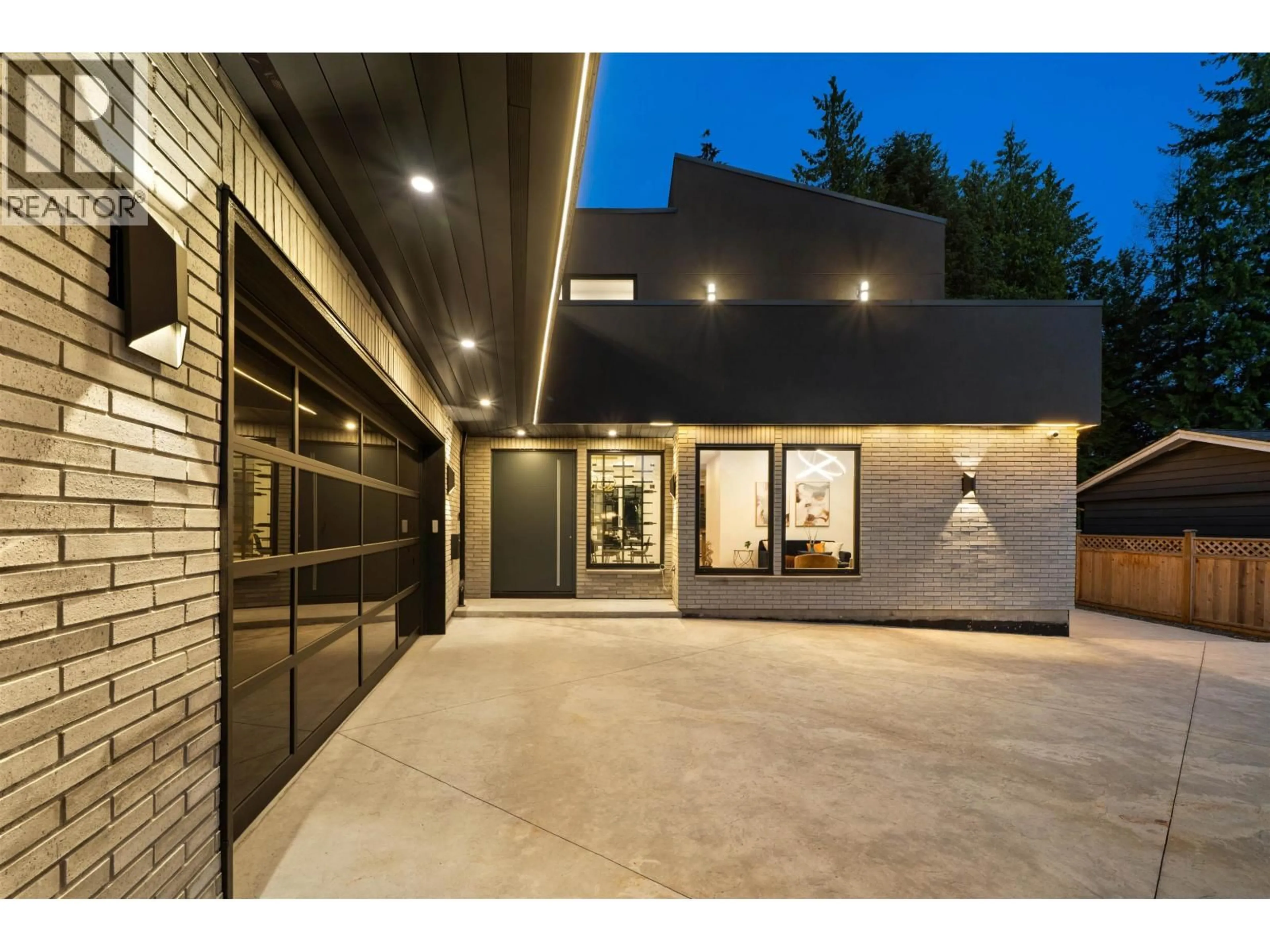 Indoor foyer for 687 POPLAR STREET, Coquitlam British Columbia V3J3K7