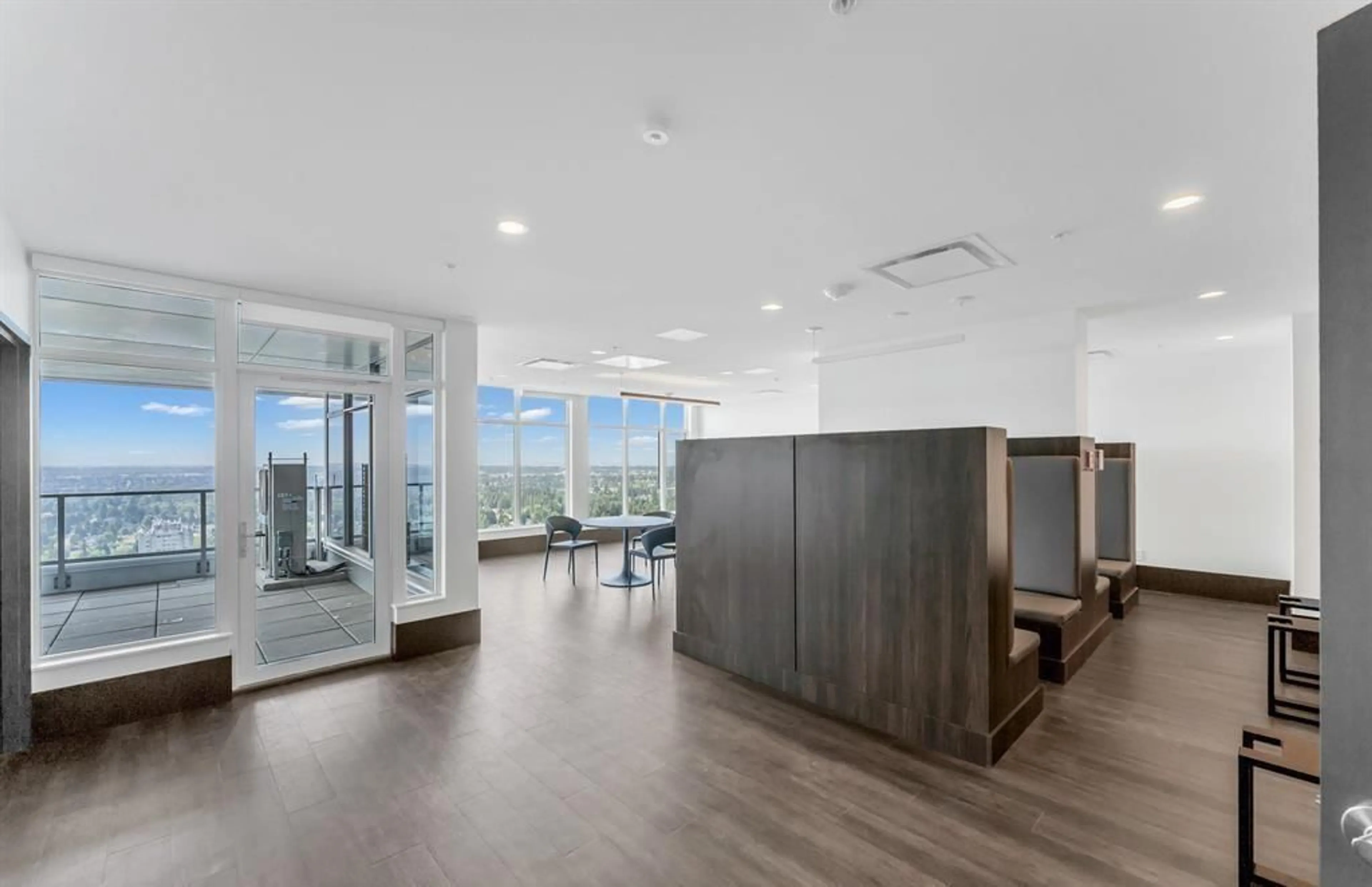 Indoor foyer for 2904 - 13350 CENTRAL AVENUE, Surrey British Columbia V3T0S1