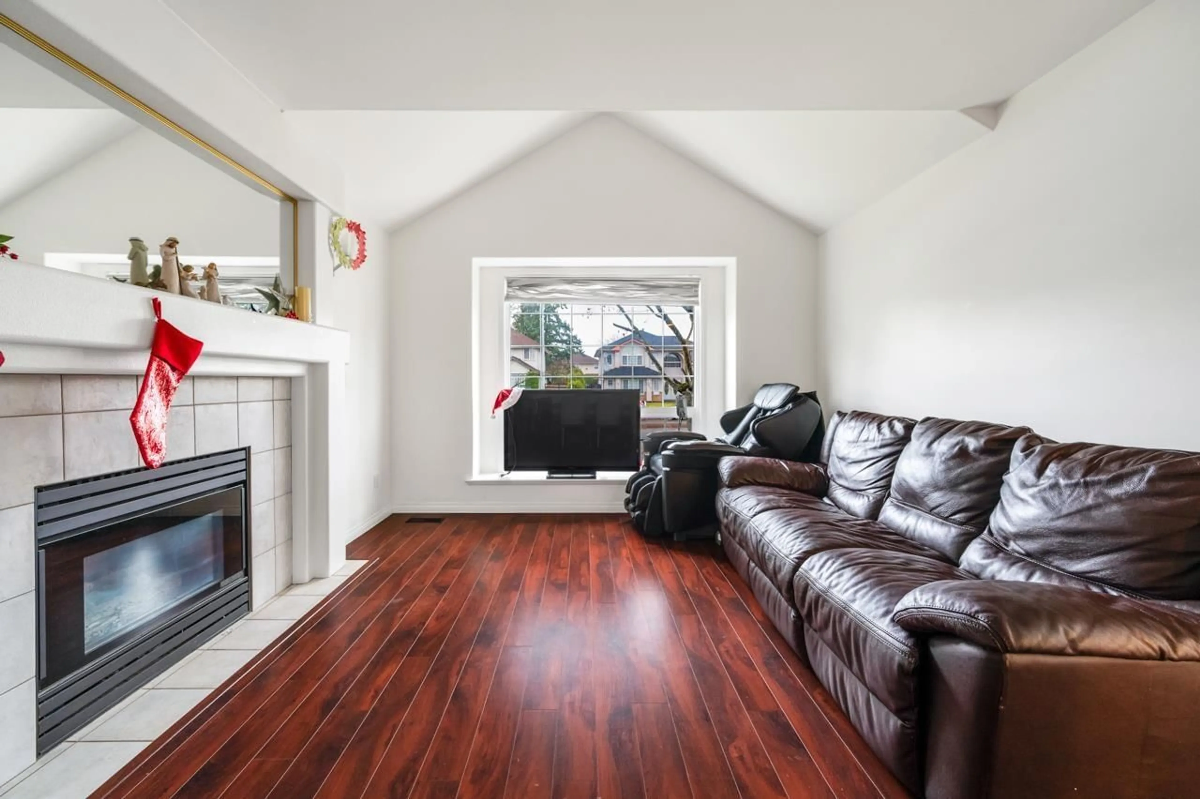 Living room with furniture, wood/laminate floor for 15476 110 AVENUE, Surrey British Columbia V3R0X1