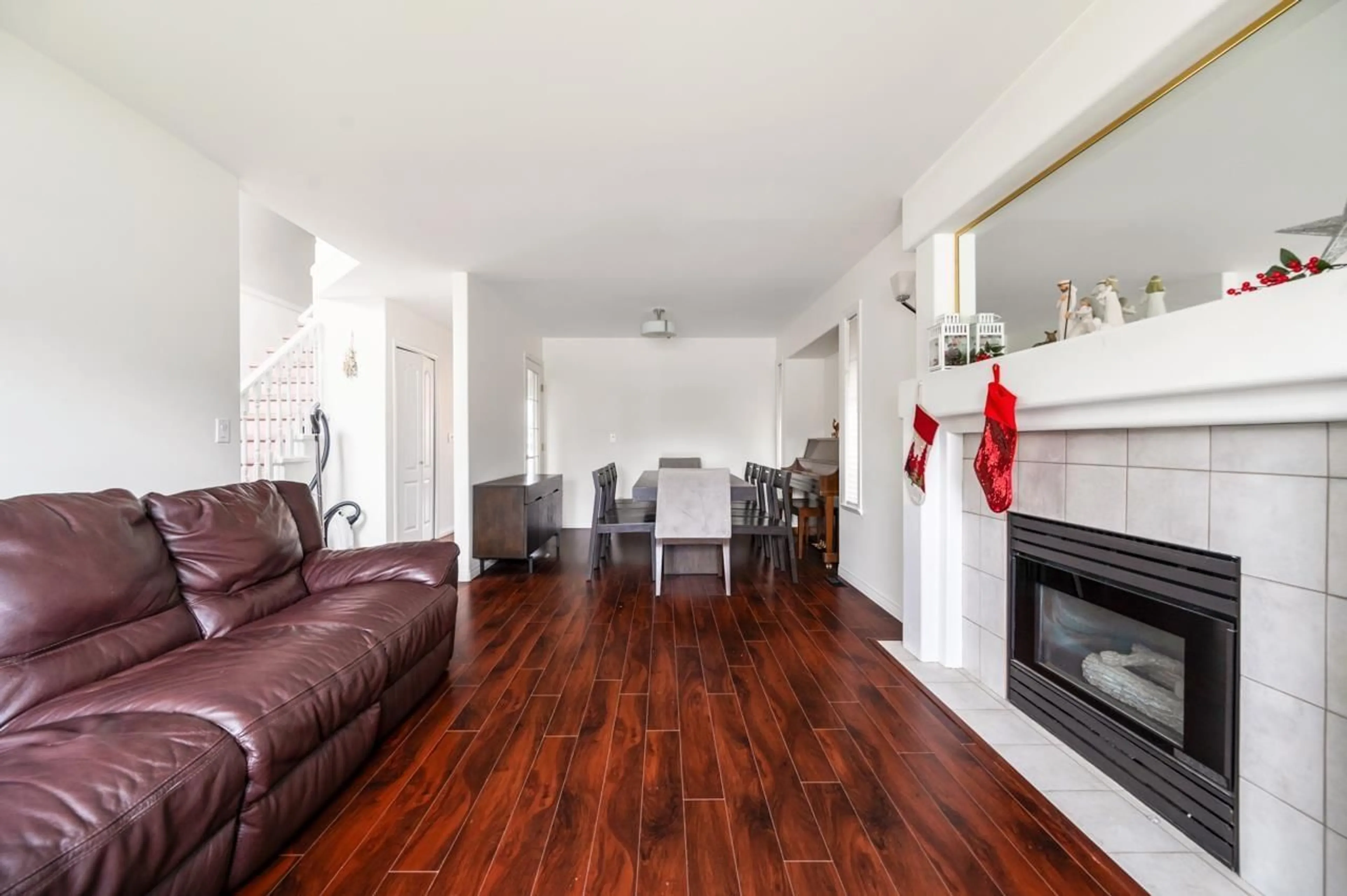 Living room with furniture, wood/laminate floor for 15476 110 AVENUE, Surrey British Columbia V3R0X1