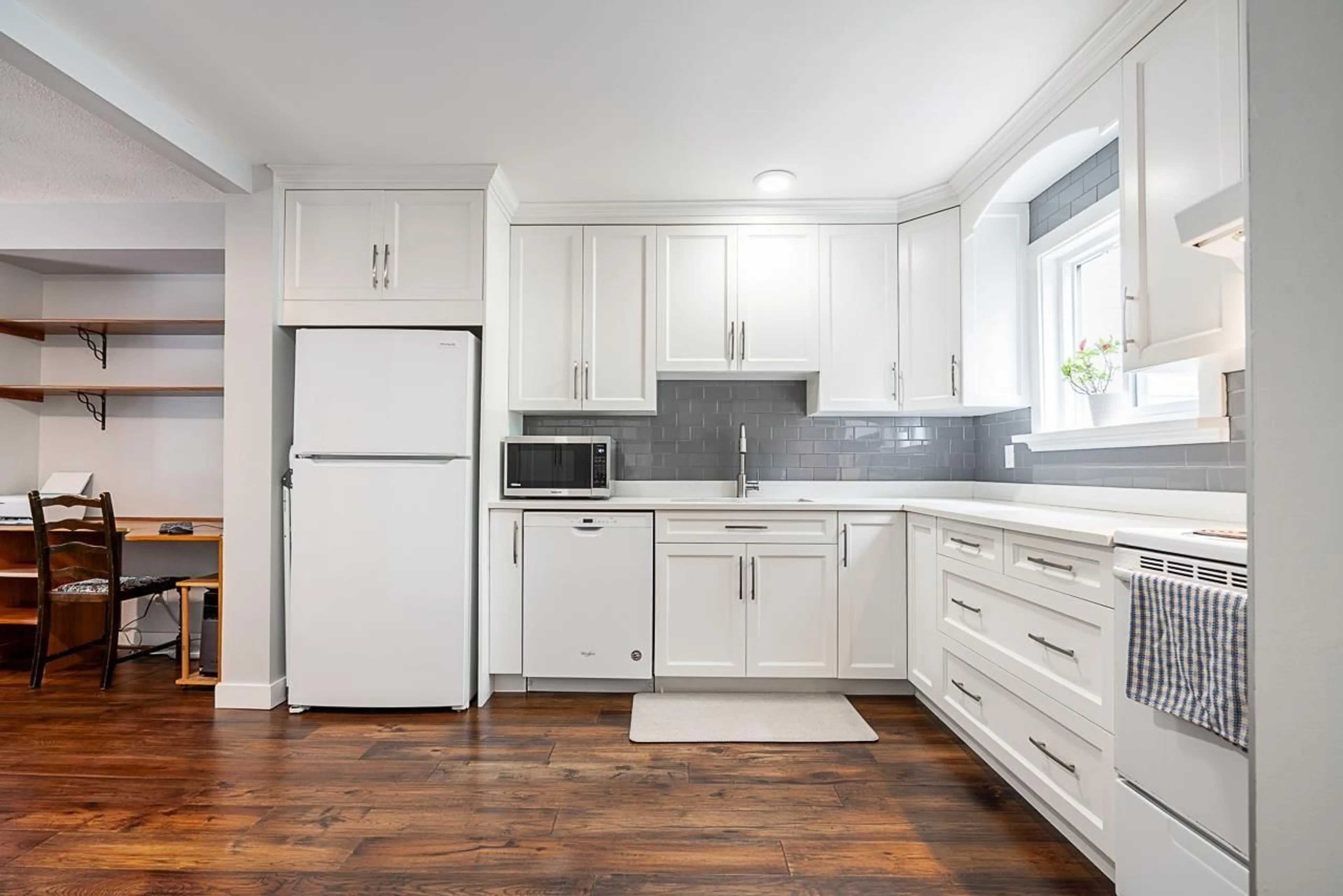 Standard kitchen, wood/laminate floor for 131 - 13710 67 AVENUE, Surrey British Columbia V3W6X6