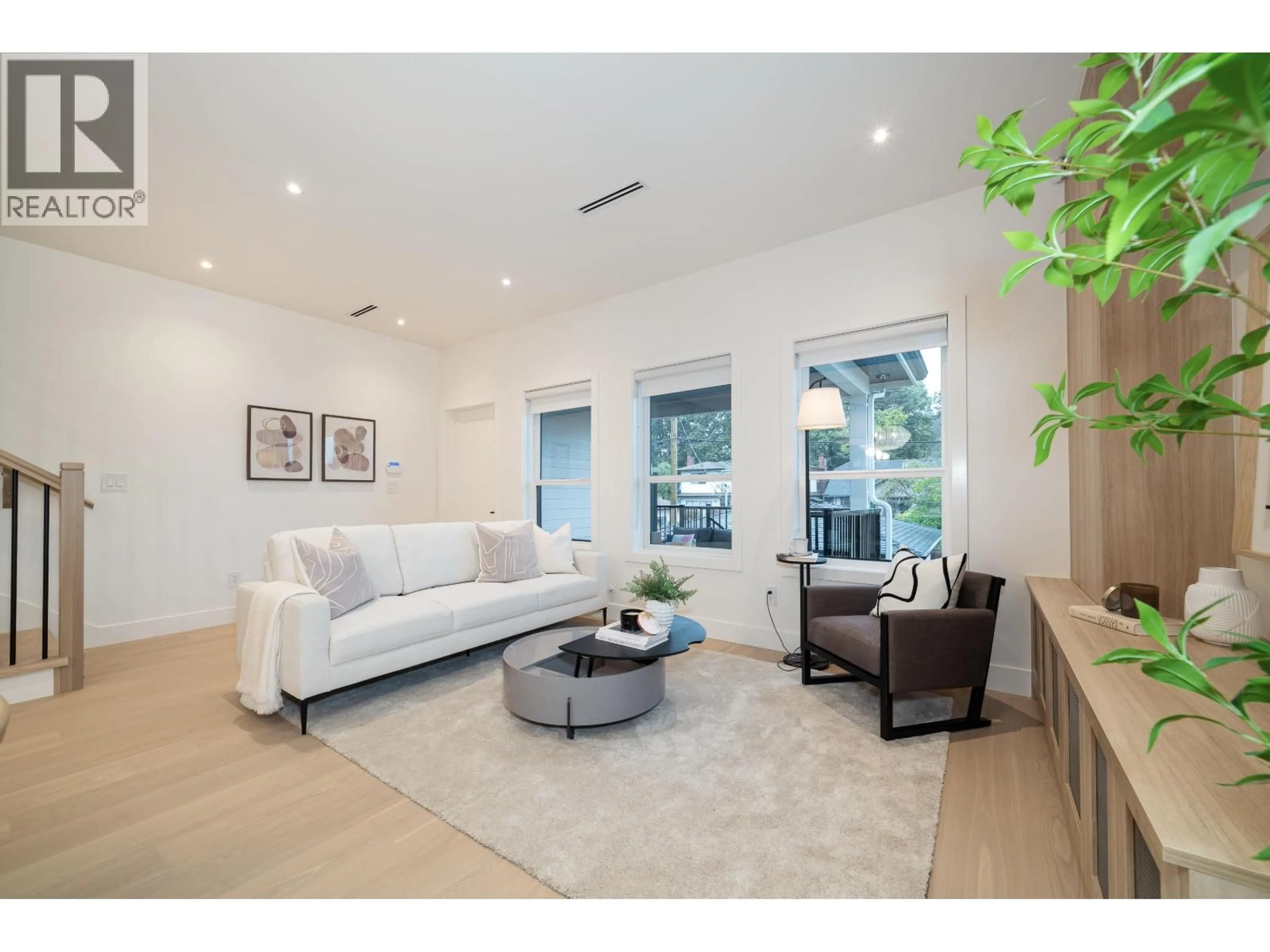 Living room with furniture, unknown for 3817 OXFORD STREET, Burnaby British Columbia V5C1C2