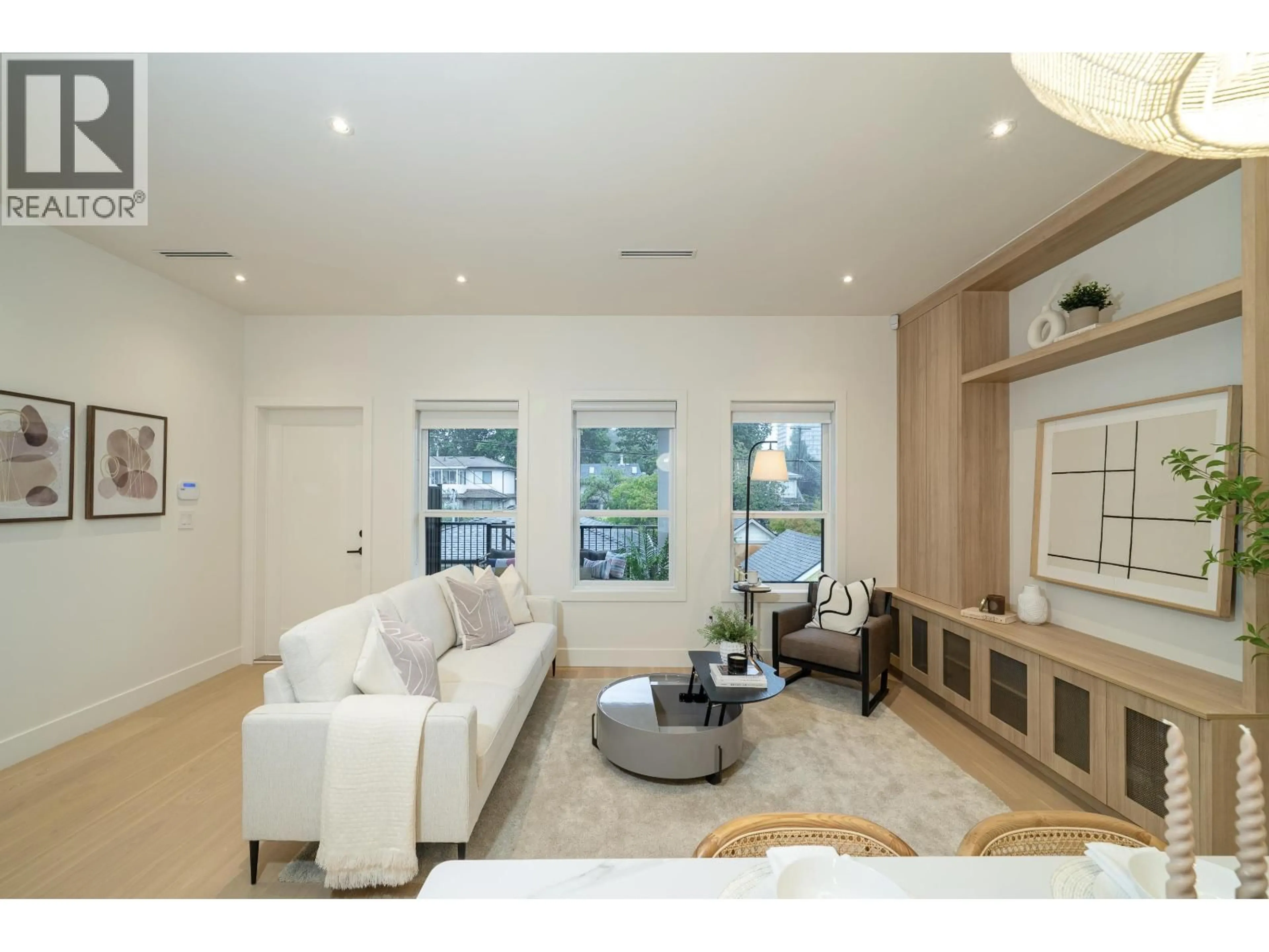 Living room with furniture, unknown for 3817 OXFORD STREET, Burnaby British Columbia V5C1C2