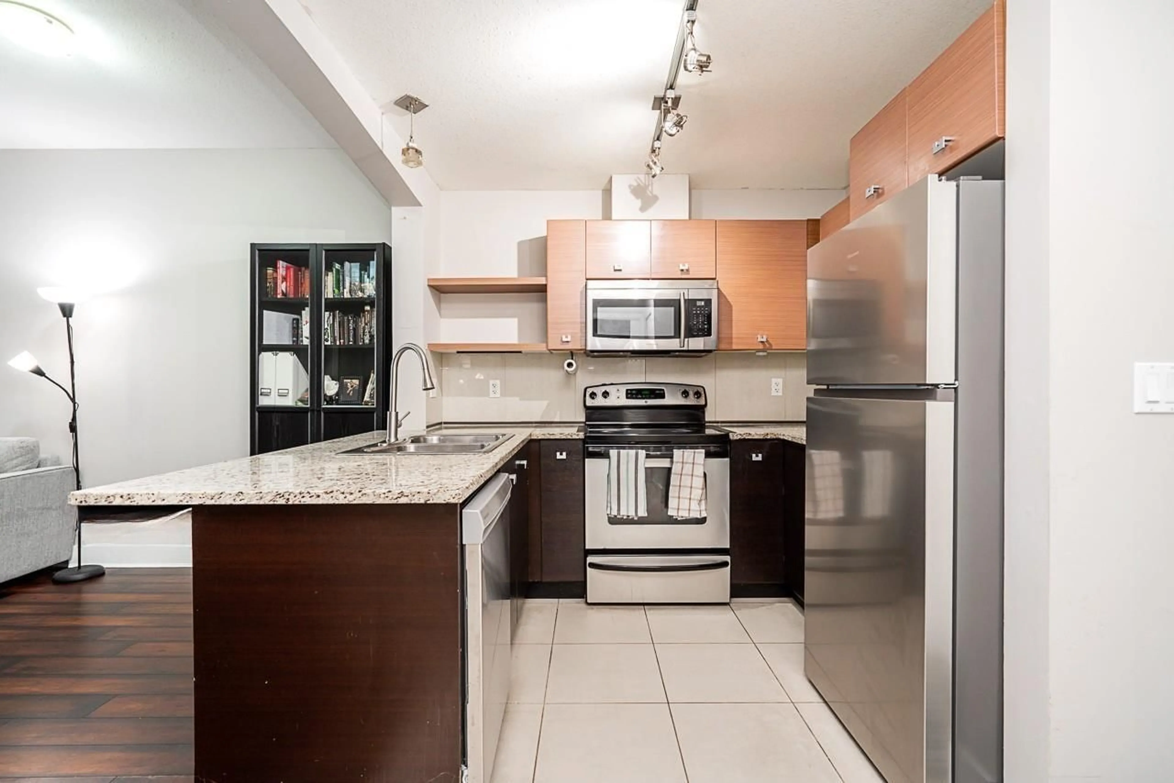 Standard kitchen, ceramic/tile floor for 233 - 6628 120 STREET, Surrey British Columbia V3W1T7