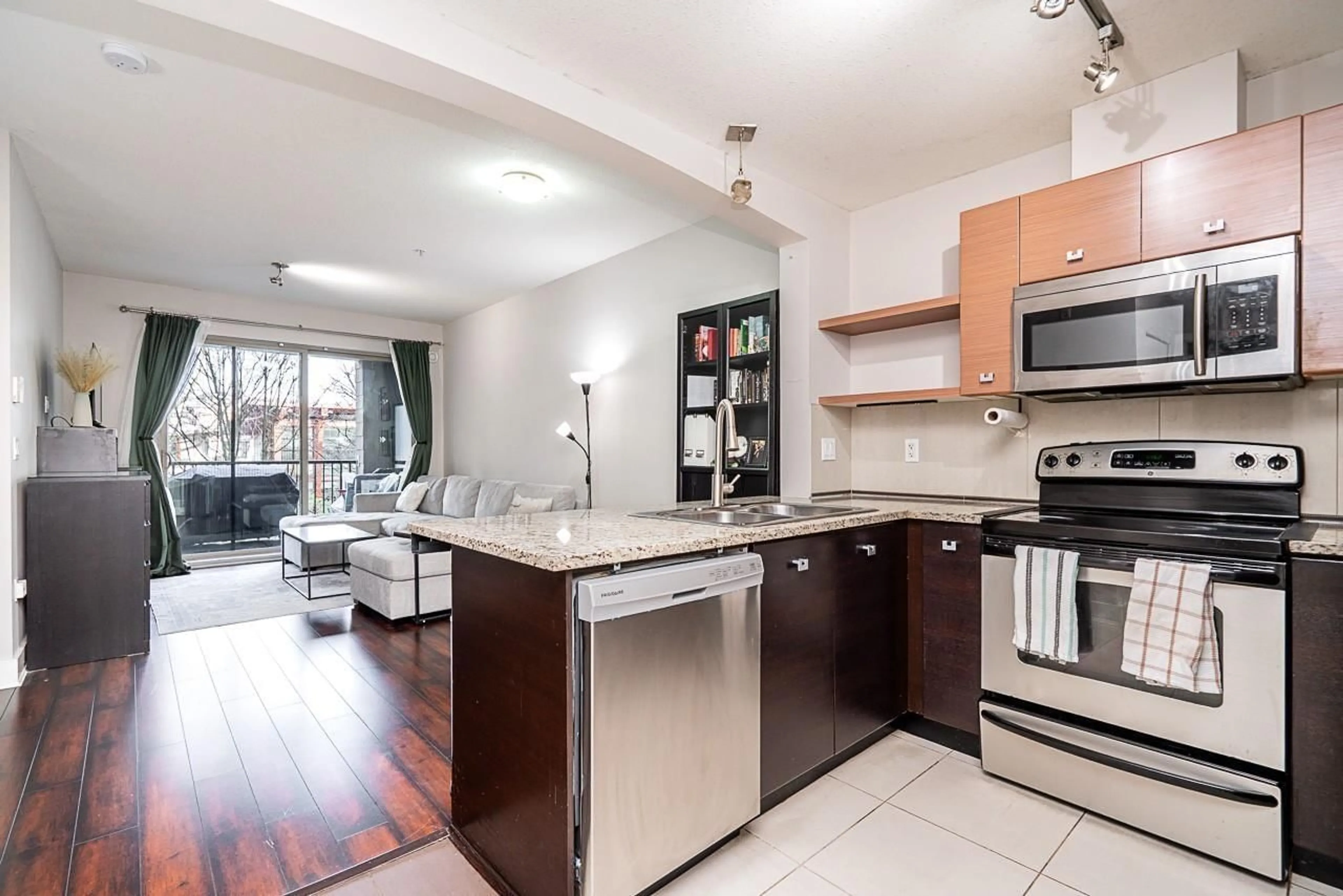 Open concept kitchen, unknown for 233 - 6628 120 STREET, Surrey British Columbia V3W1T7