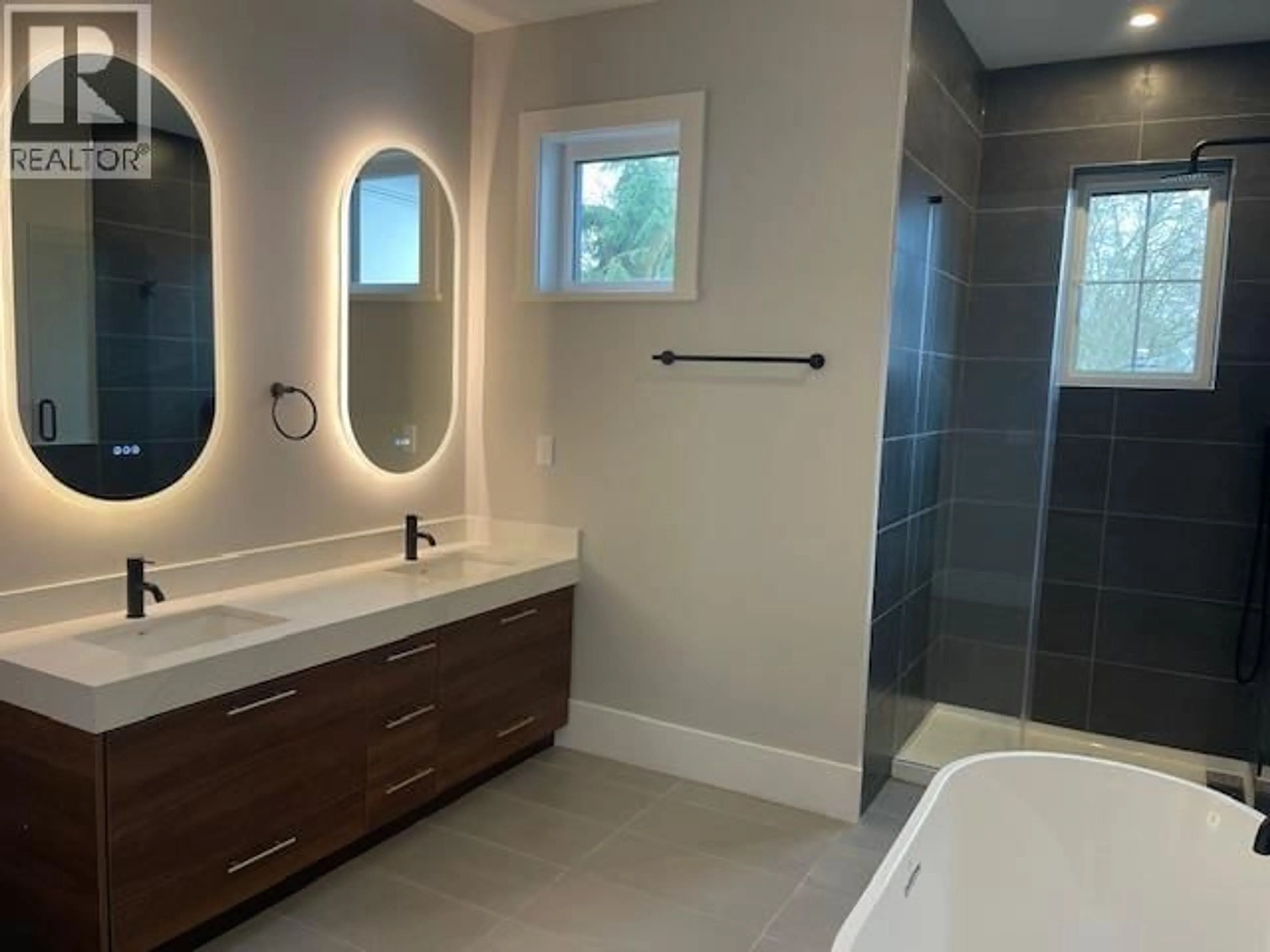 Contemporary bathroom, ceramic/tile floor for 4 - 9500 GARDEN CITY ROAD, Richmond British Columbia V7A2S2