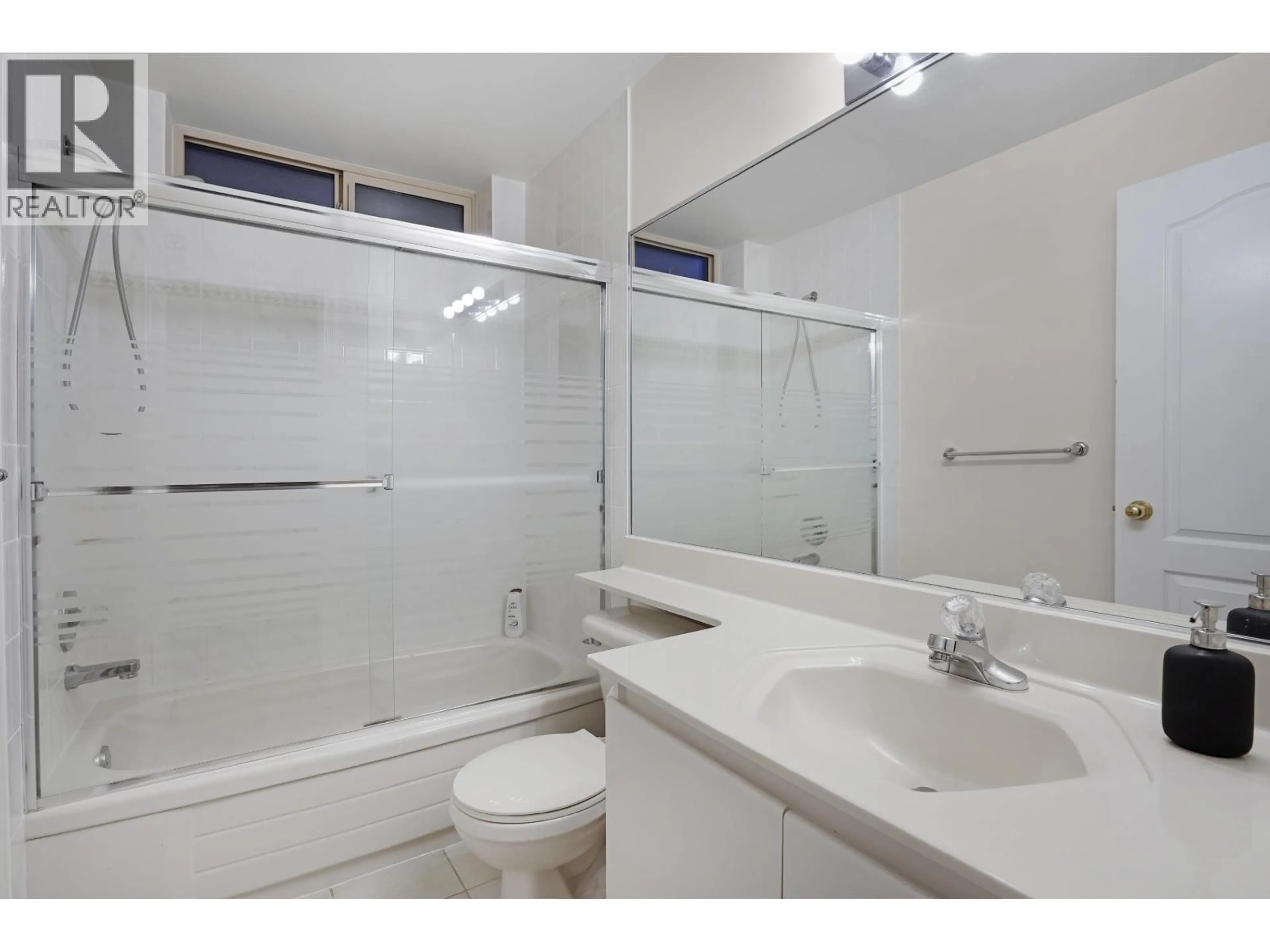 Standard bathroom, ceramic/tile floor for 3263 W 38TH AVENUE, Vancouver British Columbia V6N2X5