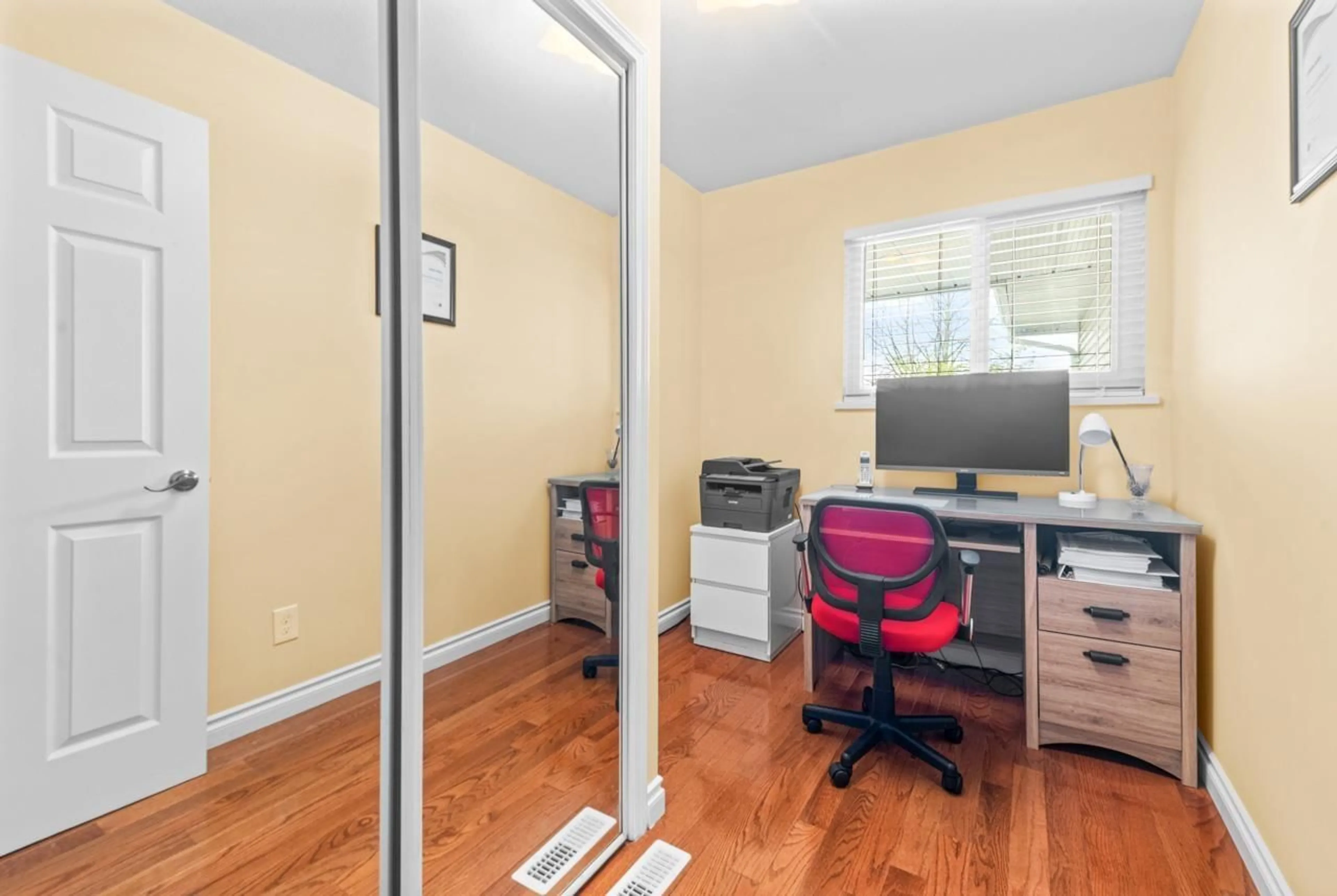 A pic of a room for 1968 129 STREET, Surrey British Columbia V4A8K7