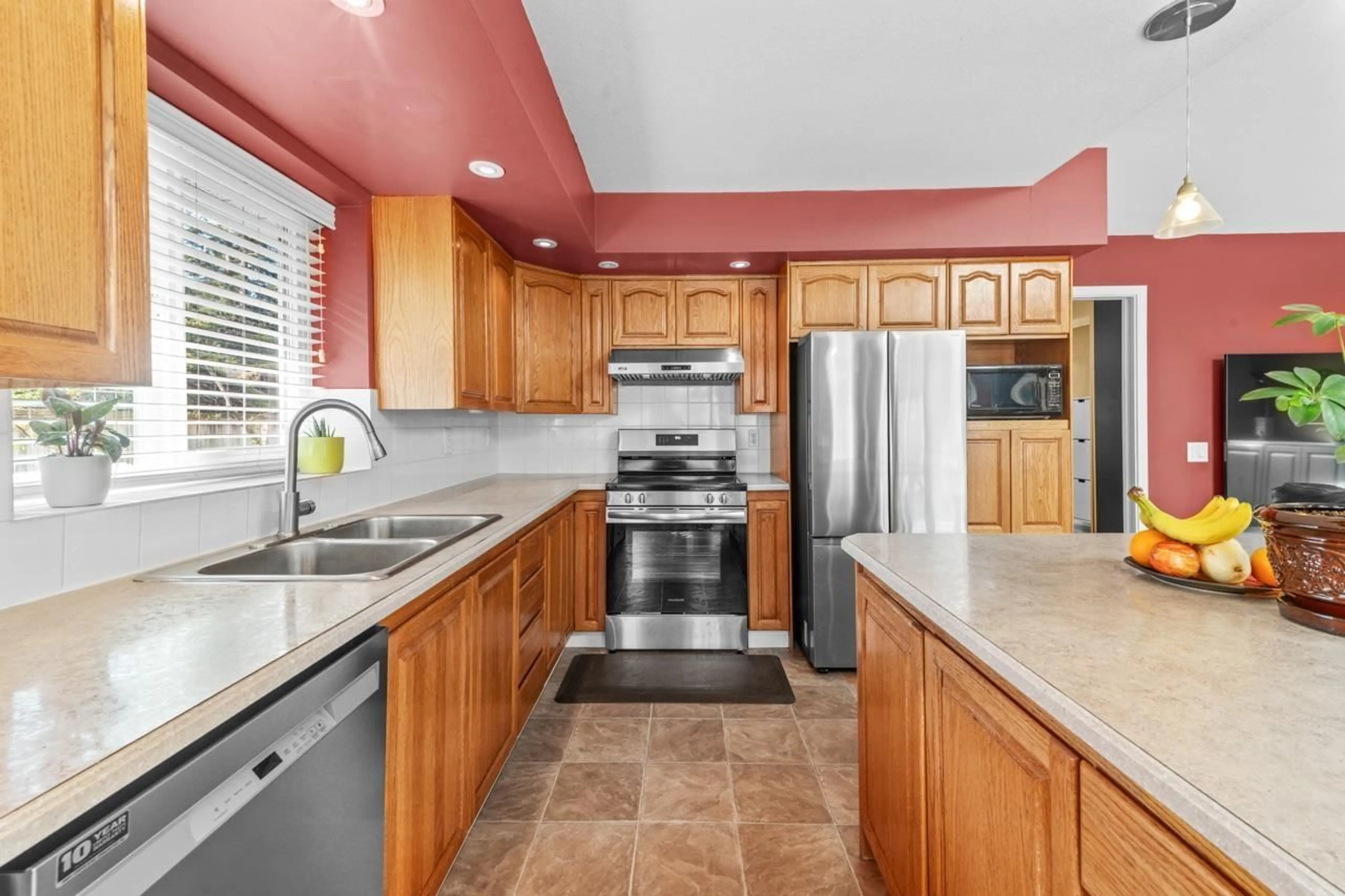 Open concept kitchen, ceramic/tile floor for 1968 129 STREET, Surrey British Columbia V4A8K7