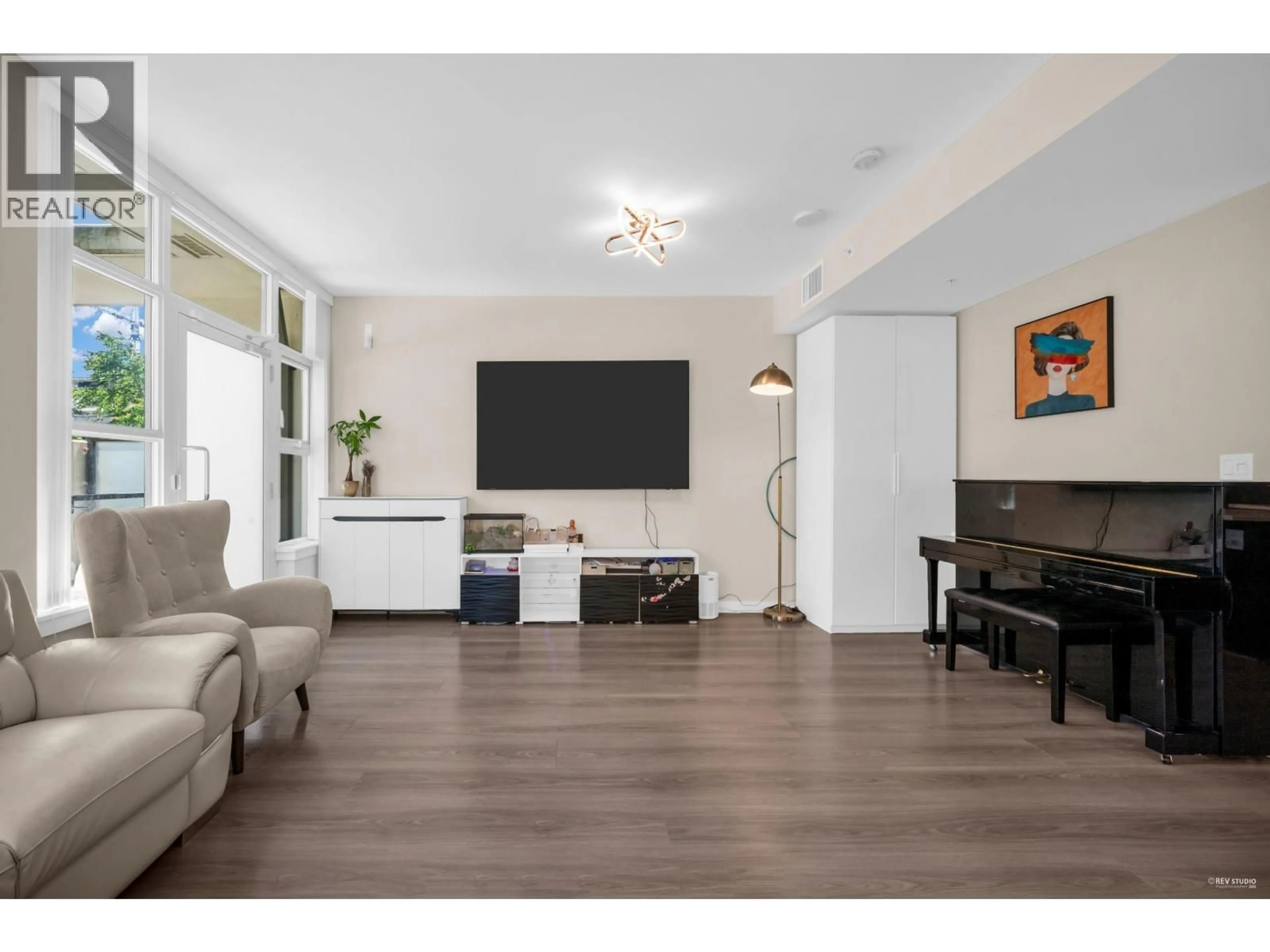 Living room with furniture, wood/laminate floor for 16 - 8677 CAPSTAN WAY, Richmond British Columbia V6X0N6