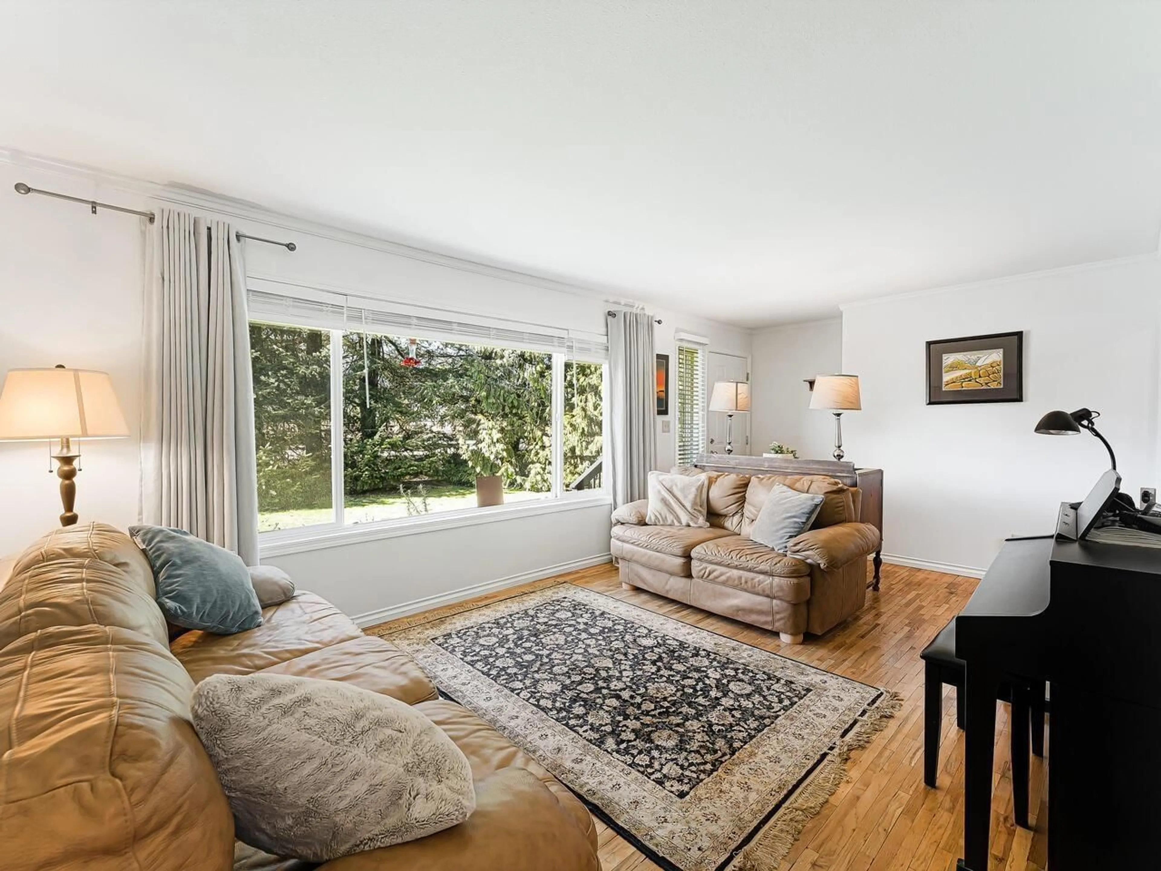 Living room with furniture, wood/laminate floor for 3538 196 STREET, Langley British Columbia V3A4T7