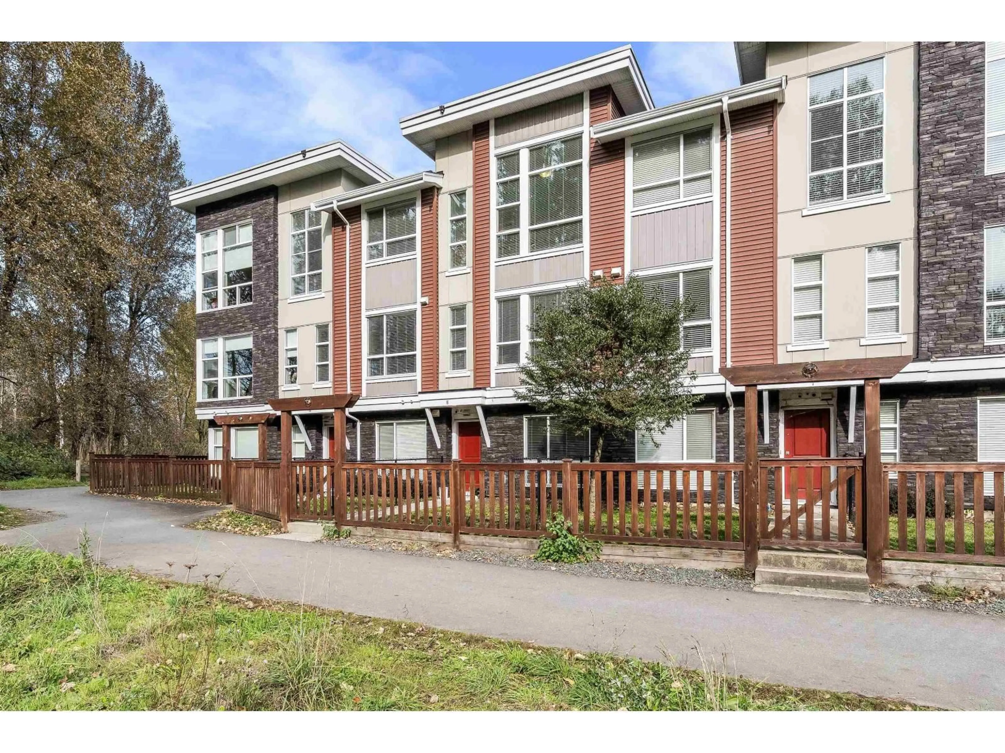 A pic from outside/outdoor area/front of a property/back of a property/a pic from drone, street for 8 - 8413 MIDTOWN WAY, Chilliwack British Columbia V2P0G7