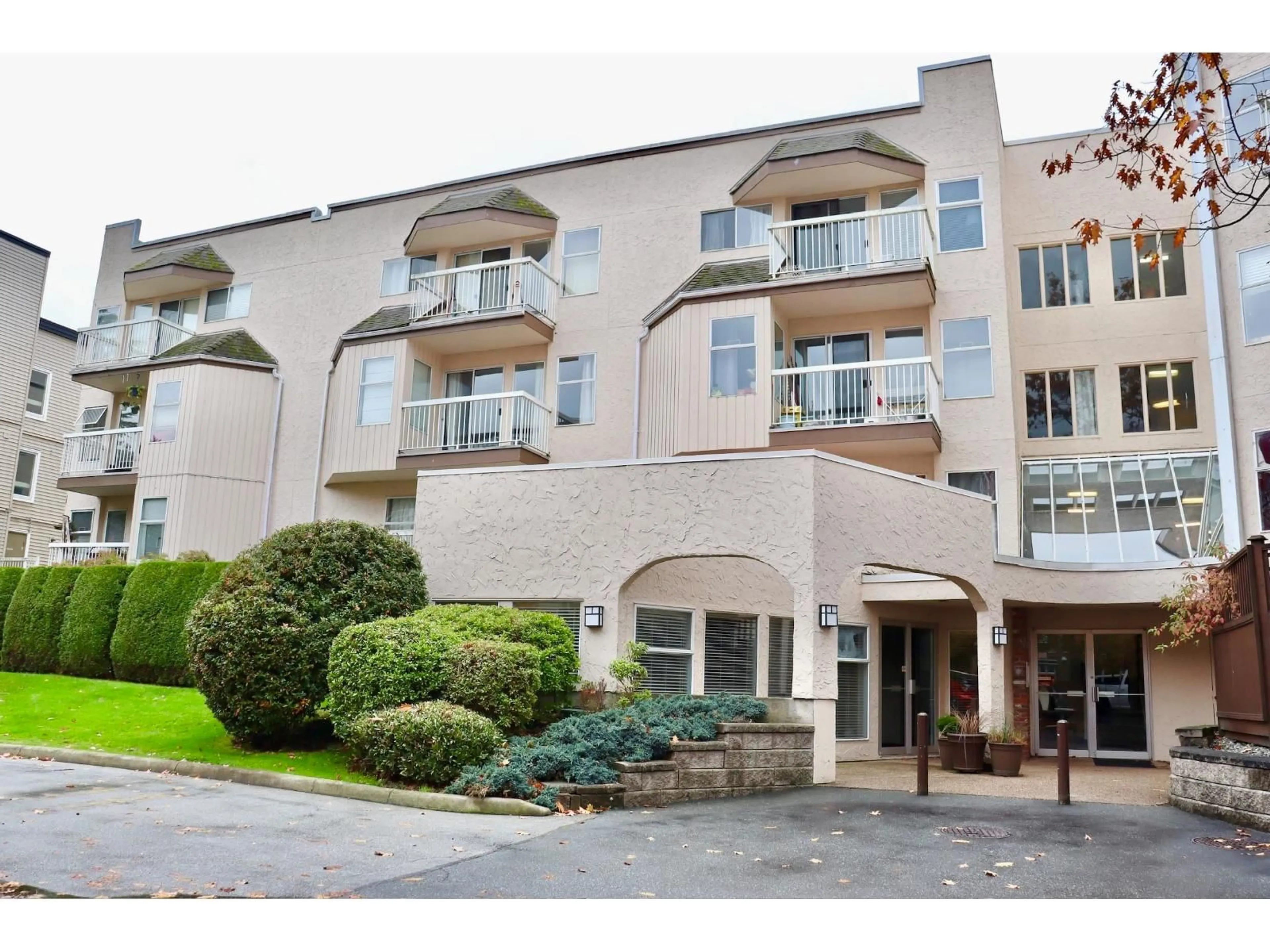 Indoor foyer for 1 - 1860 SOUTHMERE CRESCENT EAST, Surrey British Columbia V4A6Y7