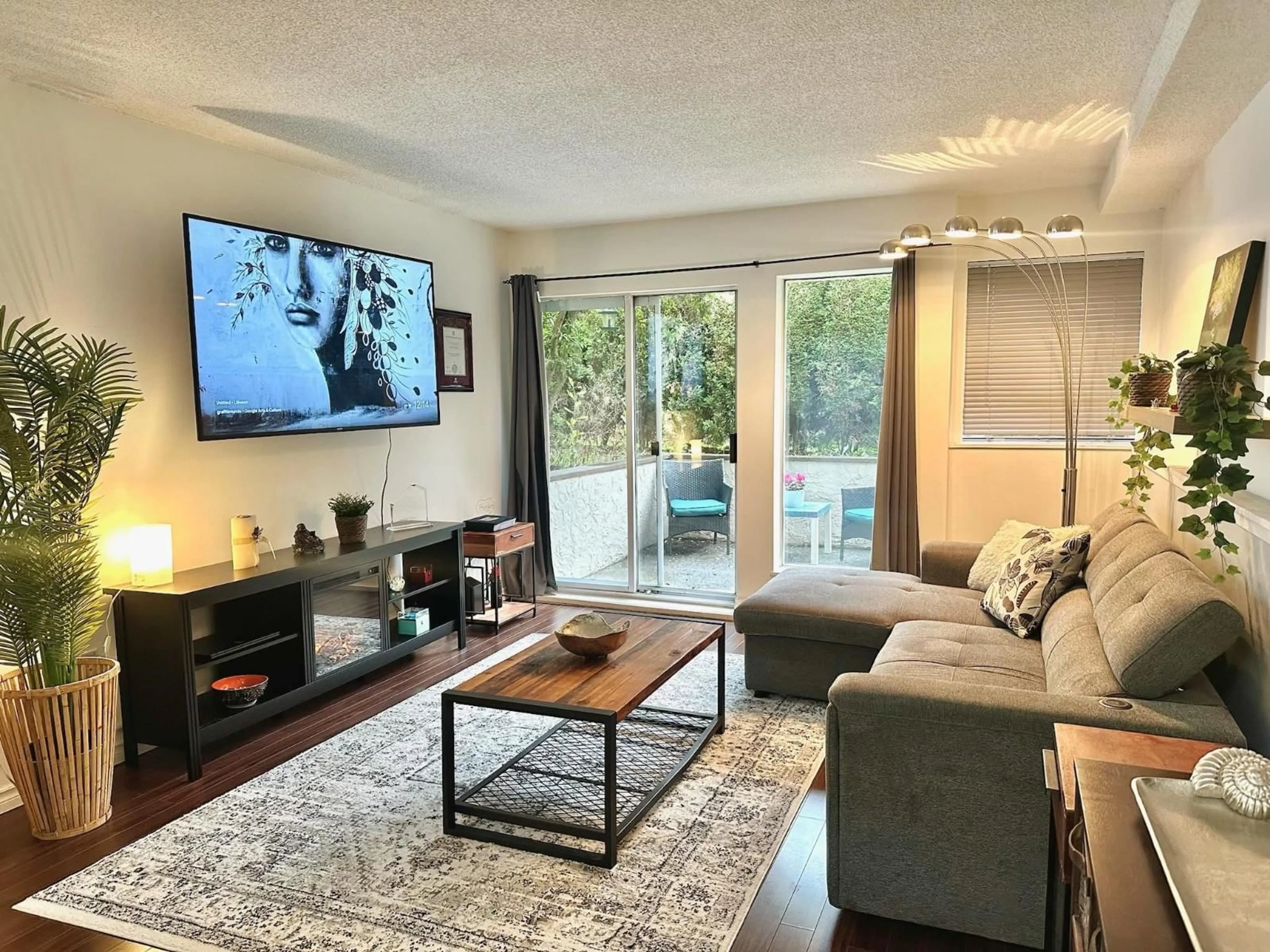 Living room with furniture, unknown for 1 - 1860 SOUTHMERE CRESCENT EAST, Surrey British Columbia V4A6Y7