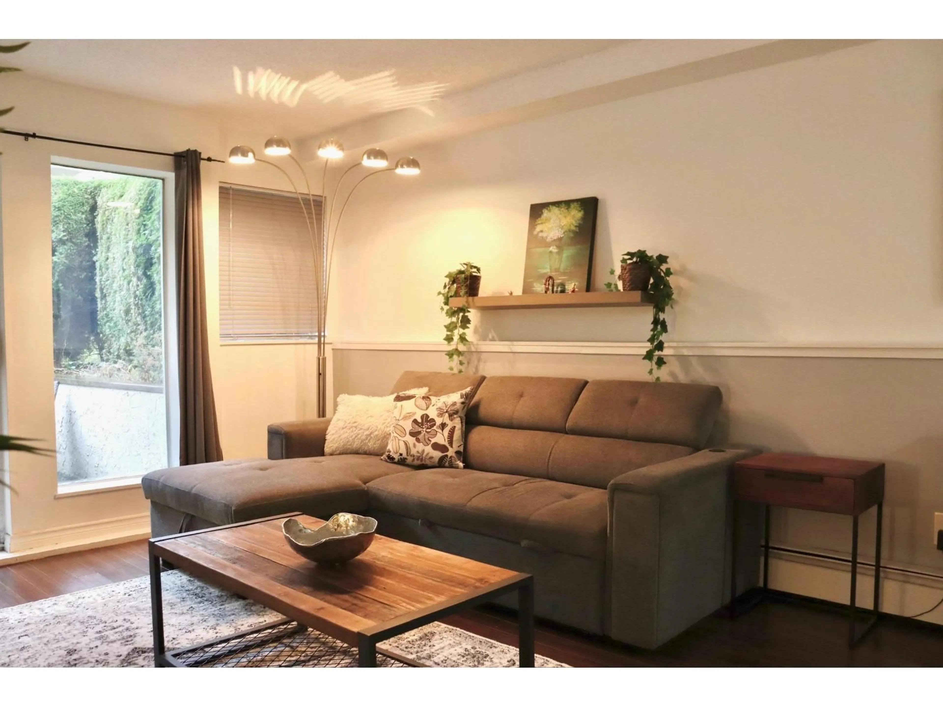 Living room with furniture, wood/laminate floor for 1 - 1860 SOUTHMERE CRESCENT EAST, Surrey British Columbia V4A6Y7