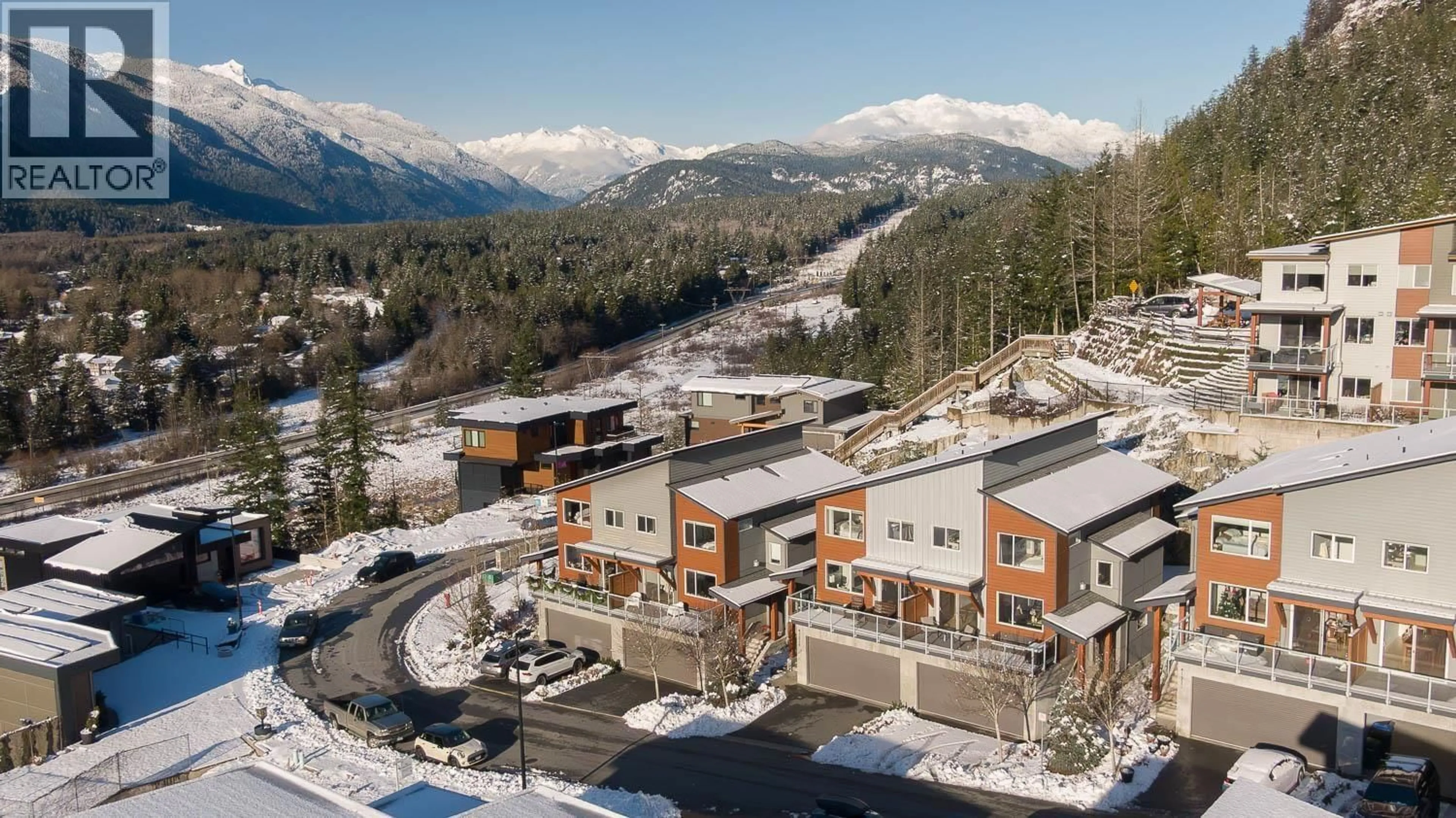 A pic from outside/outdoor area/front of a property/back of a property/a pic from drone, mountain view for 41324 HORIZON DRIVE, Squamish British Columbia V8B0Y7