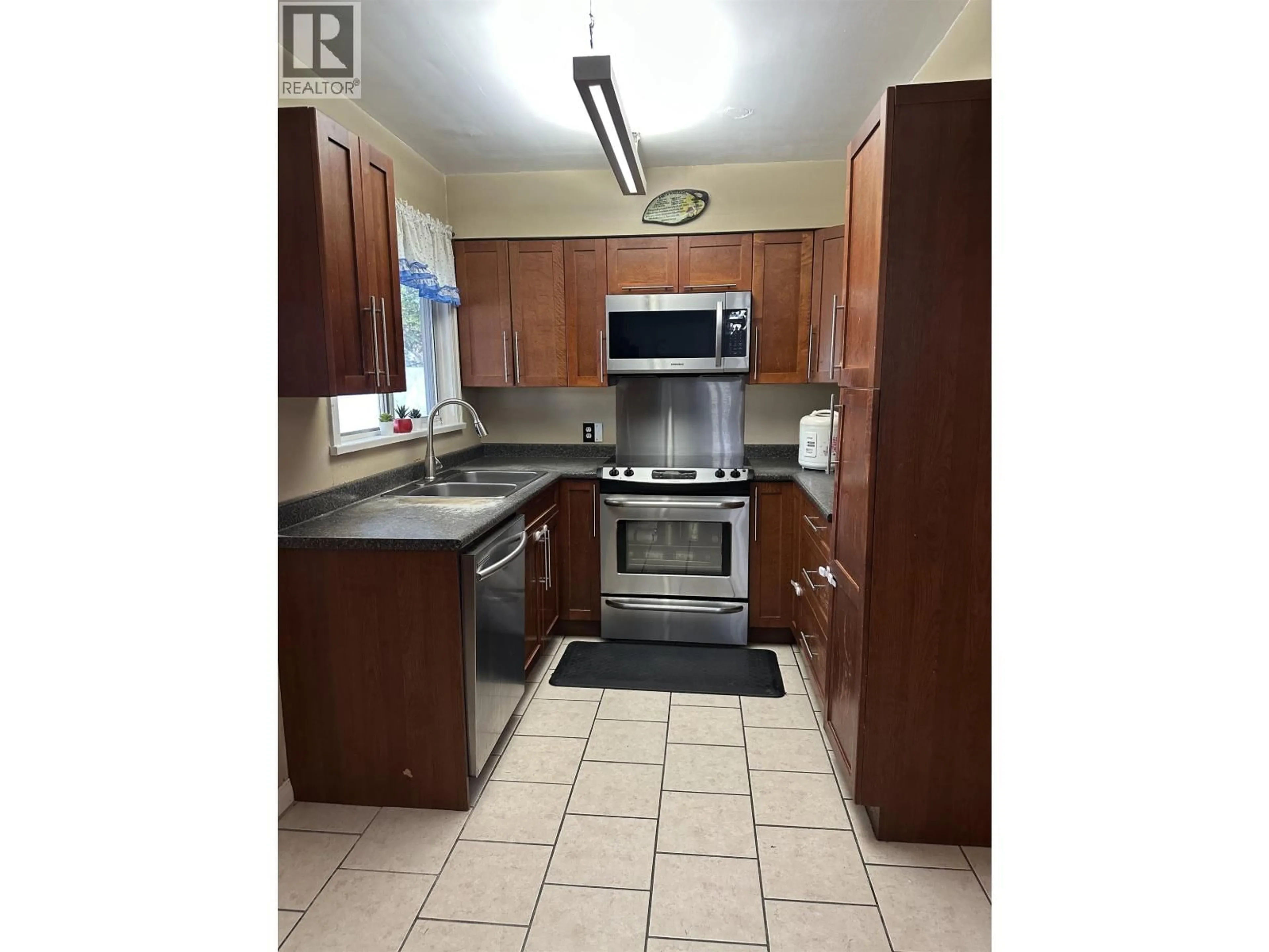 Standard kitchen, unknown for 22023 LOUGHEED HIGHWAY, Maple Ridge British Columbia V2X2S7