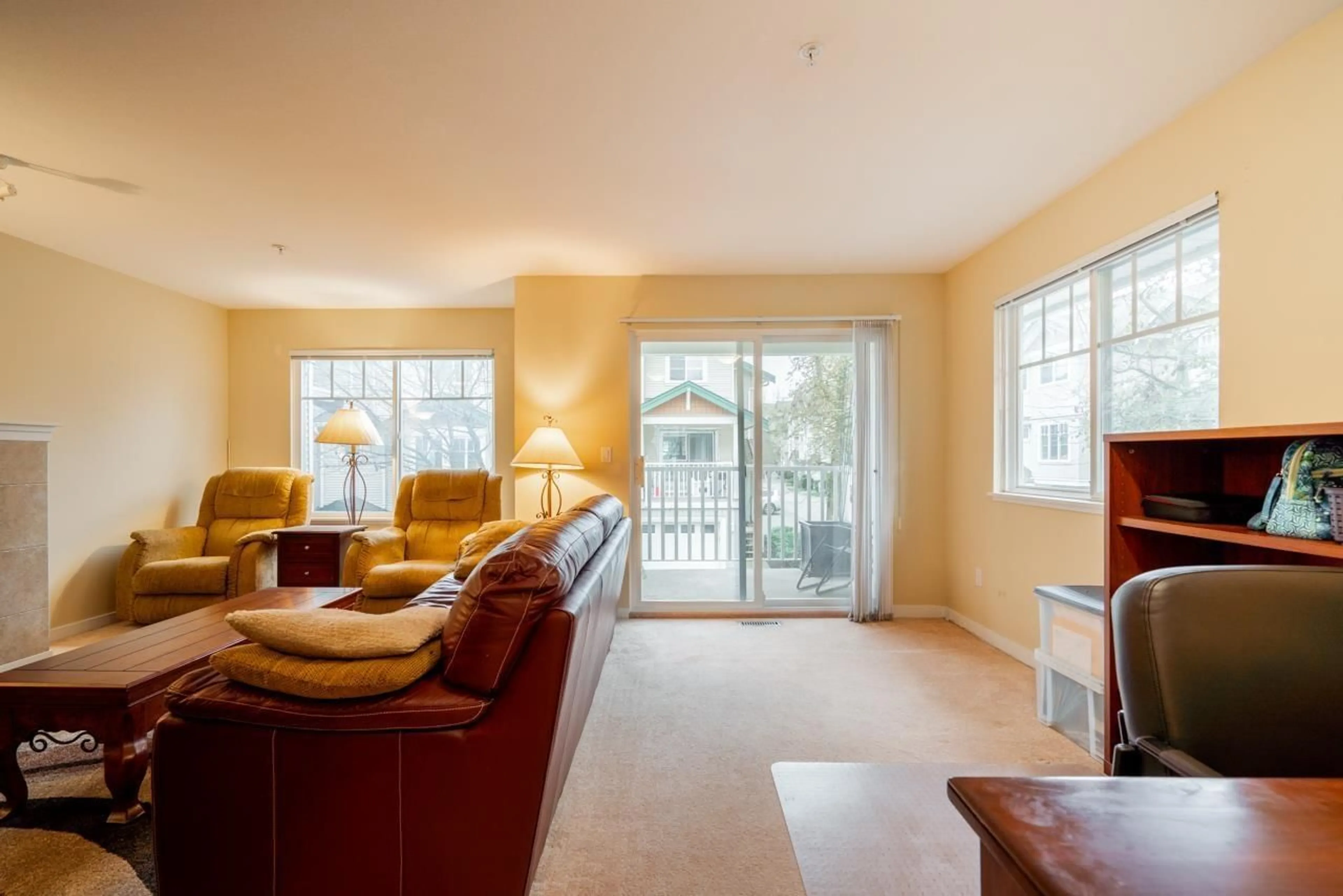 Living room with furniture, unknown for 92 - 12711 64 AVENUE, Surrey British Columbia V3W1X1